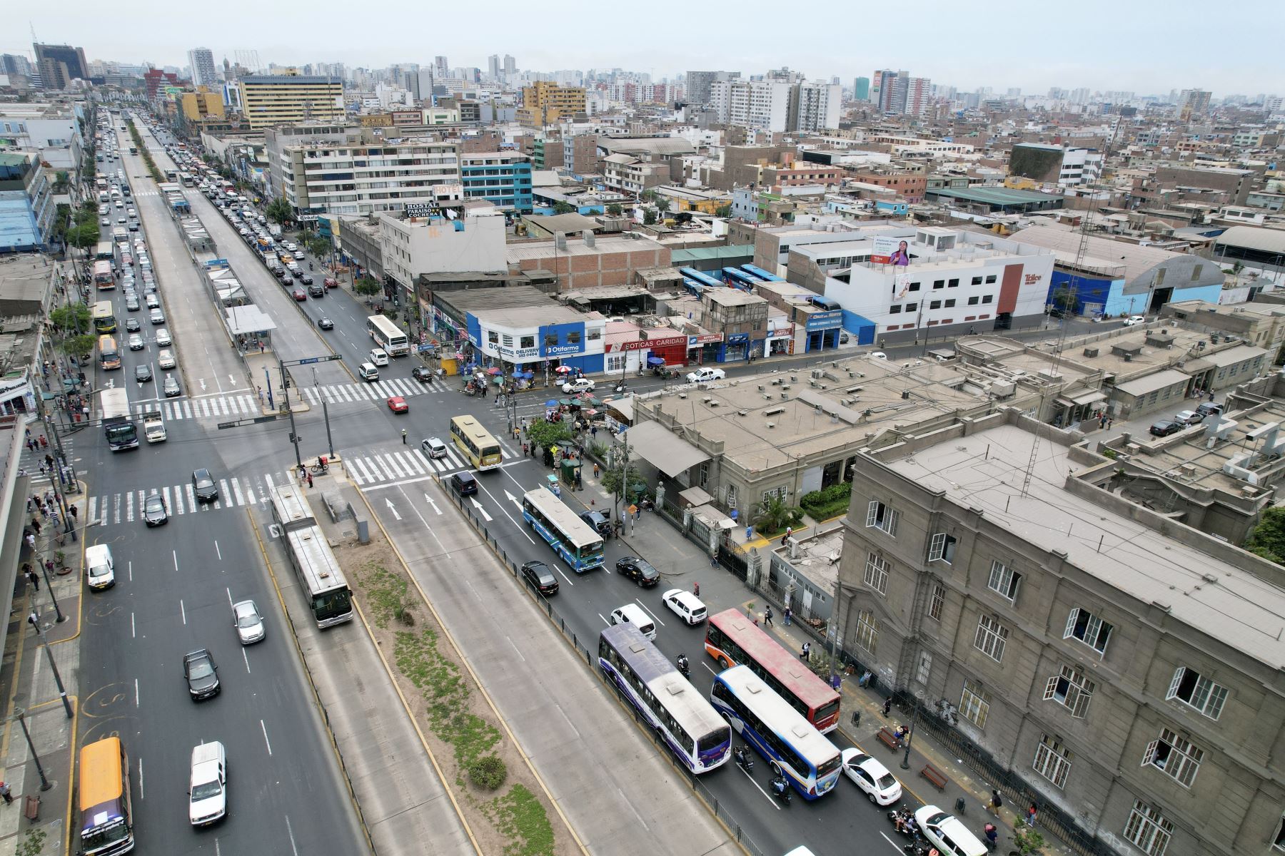El cercado de Lima fue centro de protestas este jueves 19, personas se movilizan a su centro de labores en el centro de Lima por la avenida Alfonso Ugarte a un día de dichas protestas.

Foto: ANDINA/Ricardo Cuba