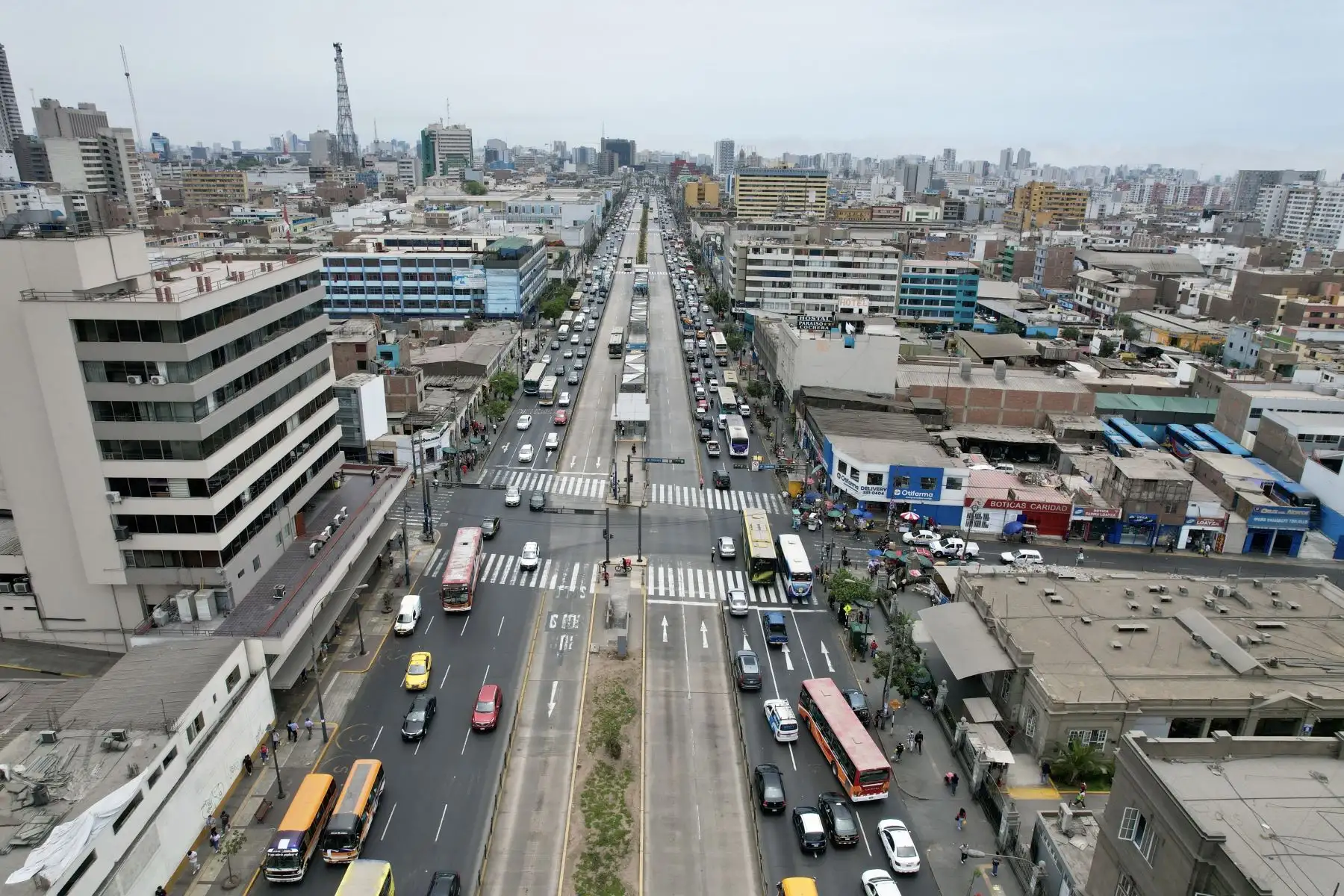 El cercado de Lima fue centro de protestas este jueves 19, personas se movilizan a su centro de labores en el centro de Lima por la avenida Alfonso Ugarte a un día de dichas protestas.

Foto: ANDINA/Ricardo Cuba