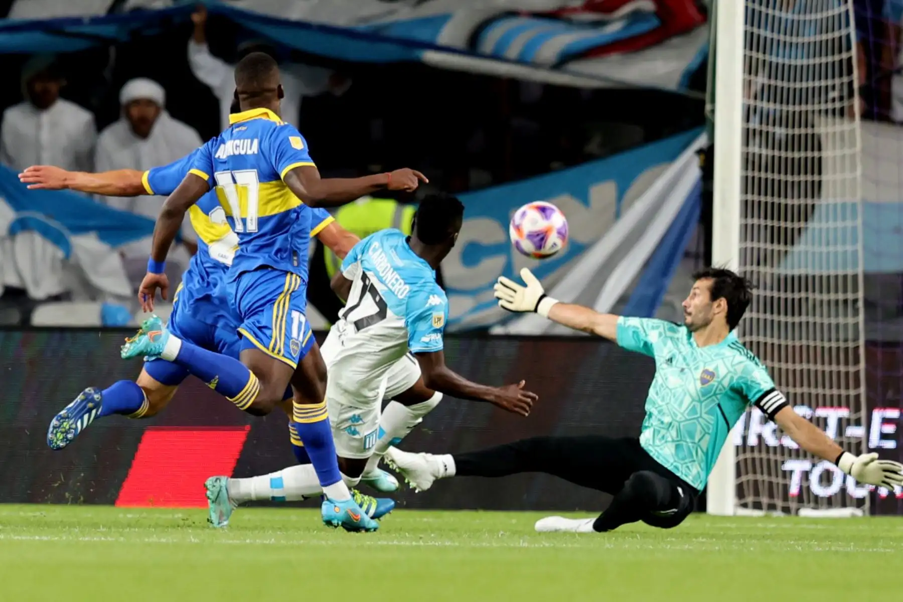 Luis Advíncula. Foto: EFE