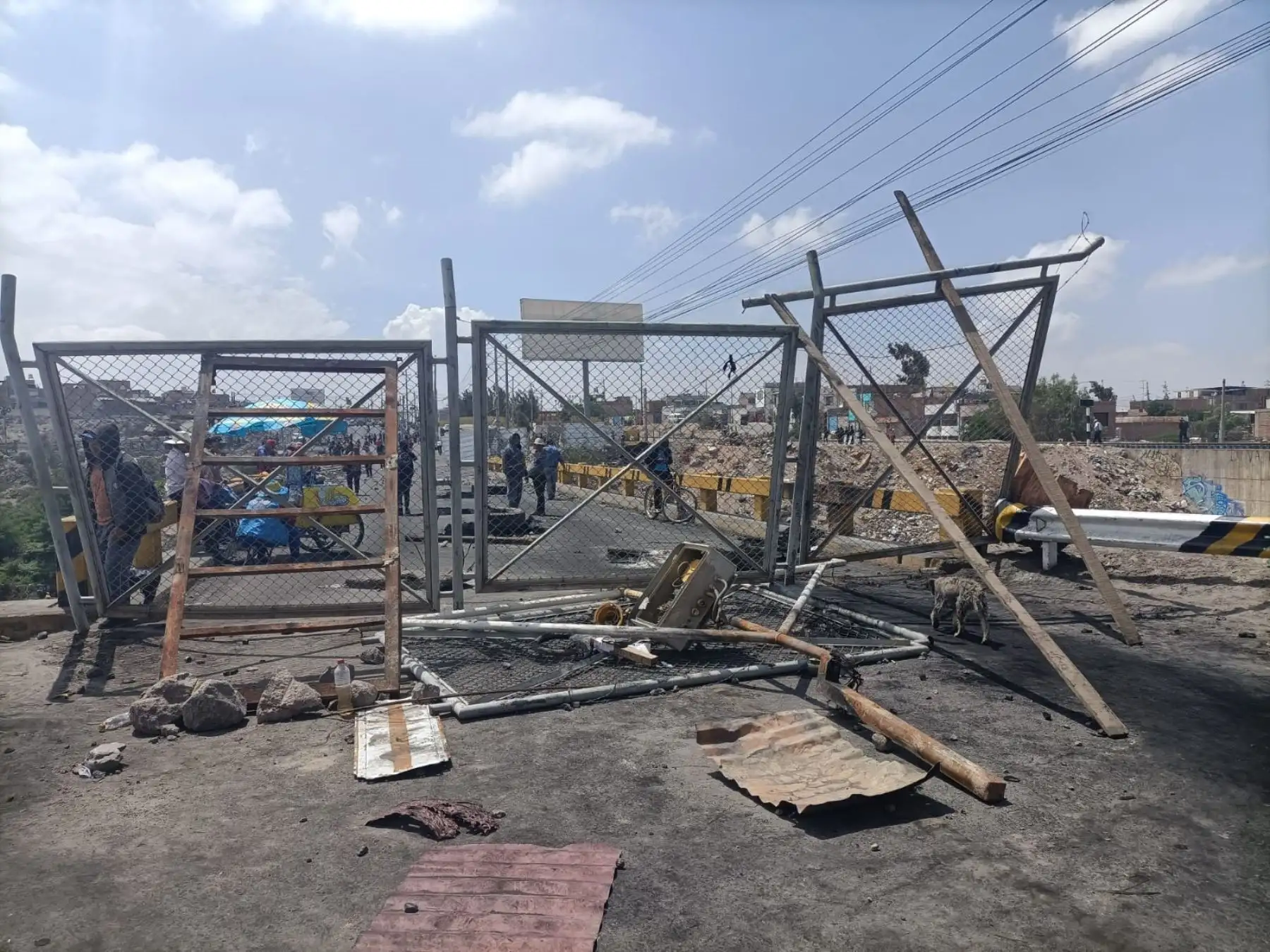Piquetes de manifestantes extreman protestas e impiden paso de personas en el puente Añashuayco, en Arequipa. Por su parte, las fuerzas del orden refuerzan la seguridad en el aeropuerto Alfredo Rodríguez Ballón. Foto: Rocío Méndez.