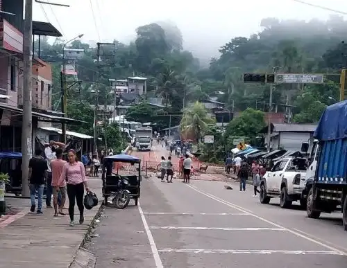 Decenas de camiones y buses interprovinciales se encuentran varados en la provincia de Padre Abad, en Ucayli, debido al bloqueo de la carretera Federico Basadre, la principal vía de ingreso a esta región. Foto: ANDINA/difusión.