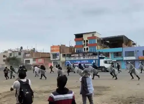 Policía inicia operativo para desbloquear la carretera Panamericana Norte en el distrito de Chao, región La Libertad, donde piquetes de manifestantes impiden el tránsito de buses interprovinciales y camiones de carga. Foto: captura TV.