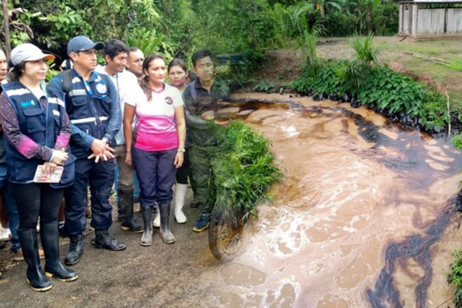 El petróleo proveniente del Oleoducto Norperuano discurre sin control por un área de aproximadamente cinco metros hasta llegar a la quebrada Cayamas, en la región Amazonas.