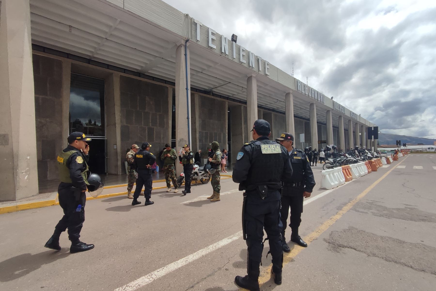 Un fuerte contingente policial resguarda el Aeropuerto Internacional Teniente Alejandro Velasco Astete de la ciudad del Cusco.