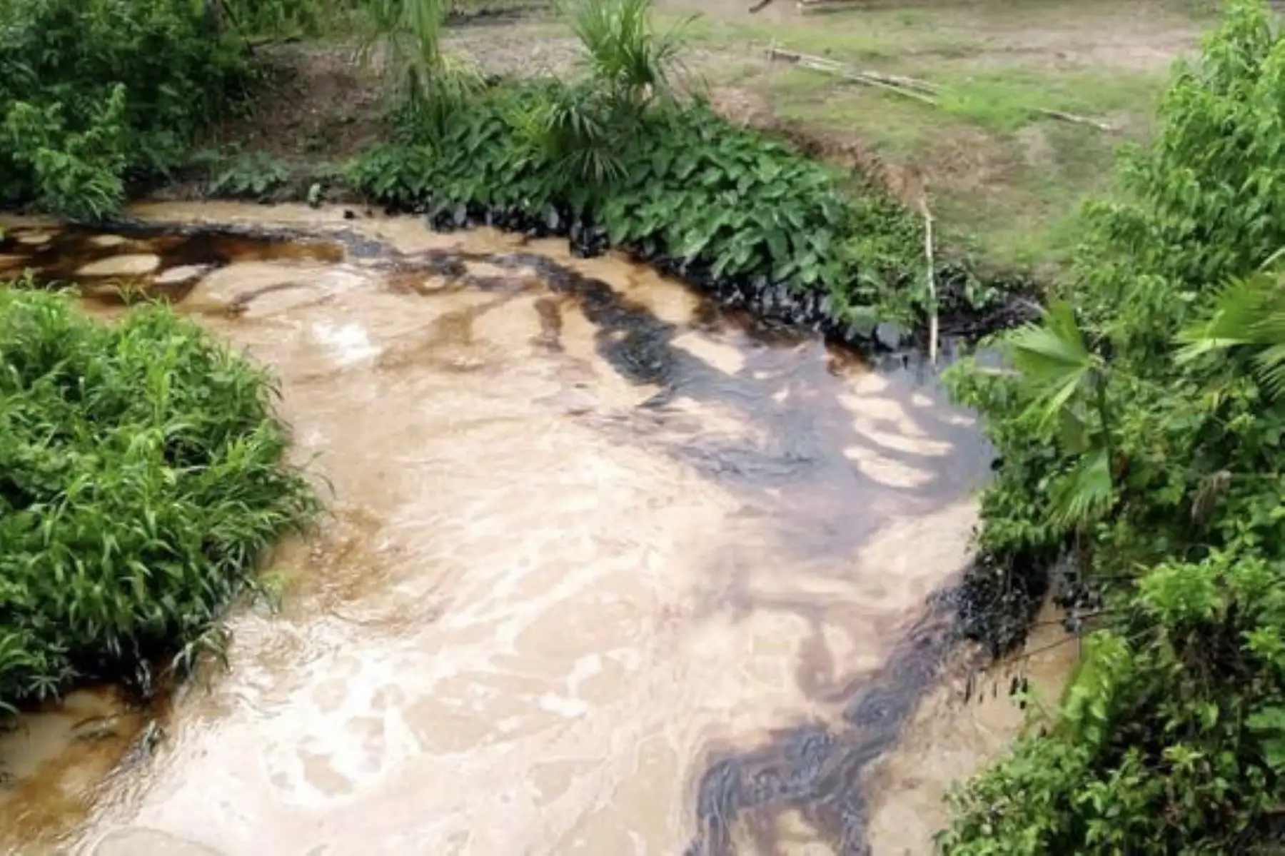 El petróleo proveniente del Oleoducto Norperuano discurre sin control por un área de aproximadamente cinco metros hasta llegar a la quebrada Cayamas, en la región Amazonas.