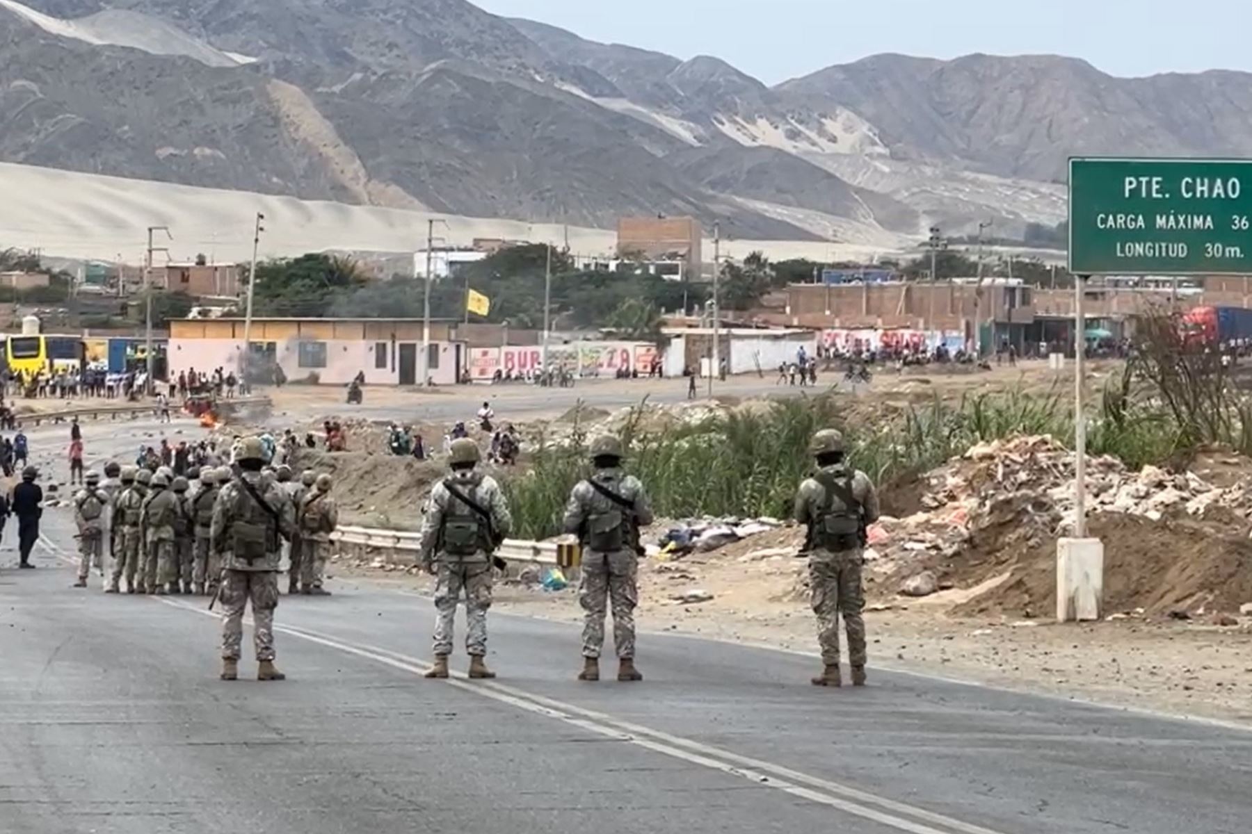 La Policía Nacional y el Ejército del Perú intentan tomar el control de la carretera Panamericana Norte, a la altura de la provincia de Virú, región La Libertad. Foto: Cortesía Luis Puell