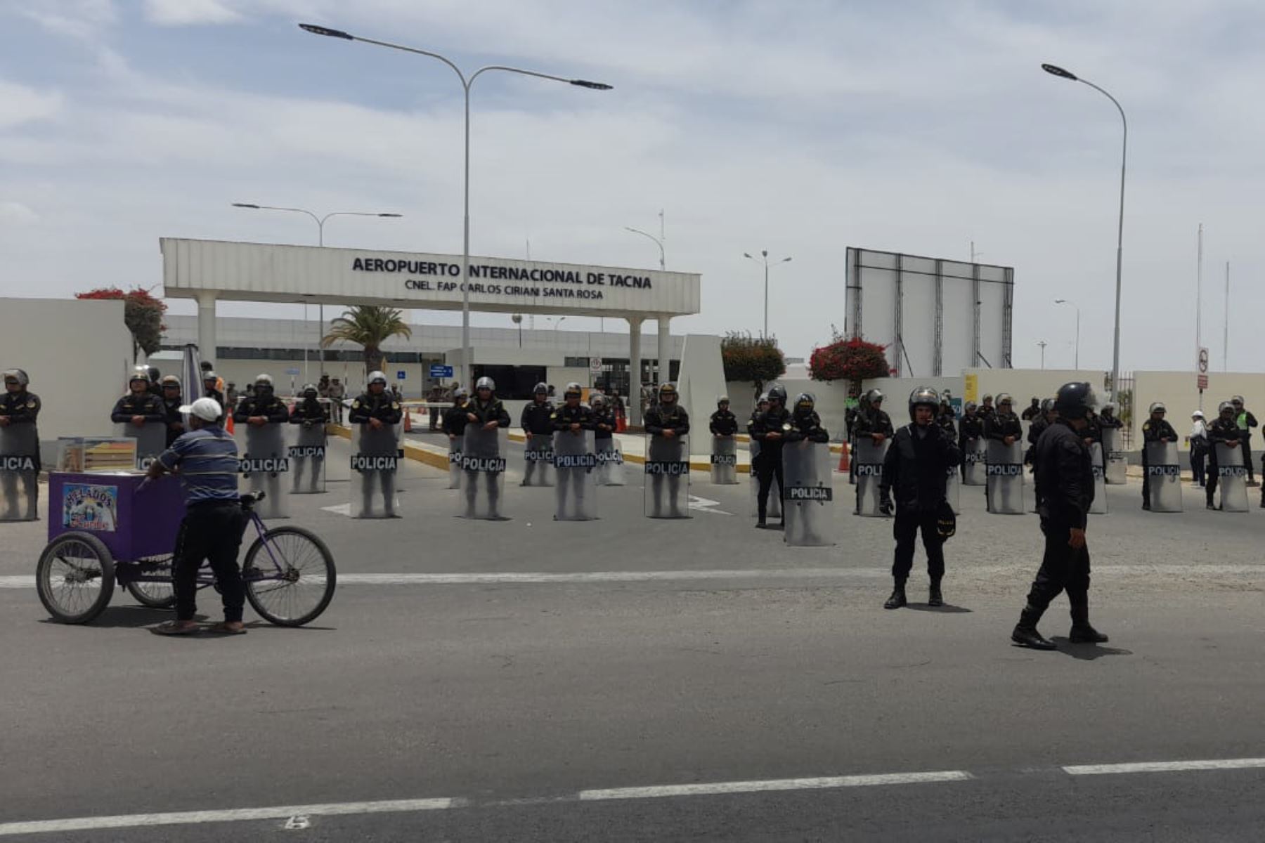 La Policía Nacional garantiza el orden interno en Tacna. Foto: Yudith Aguilar