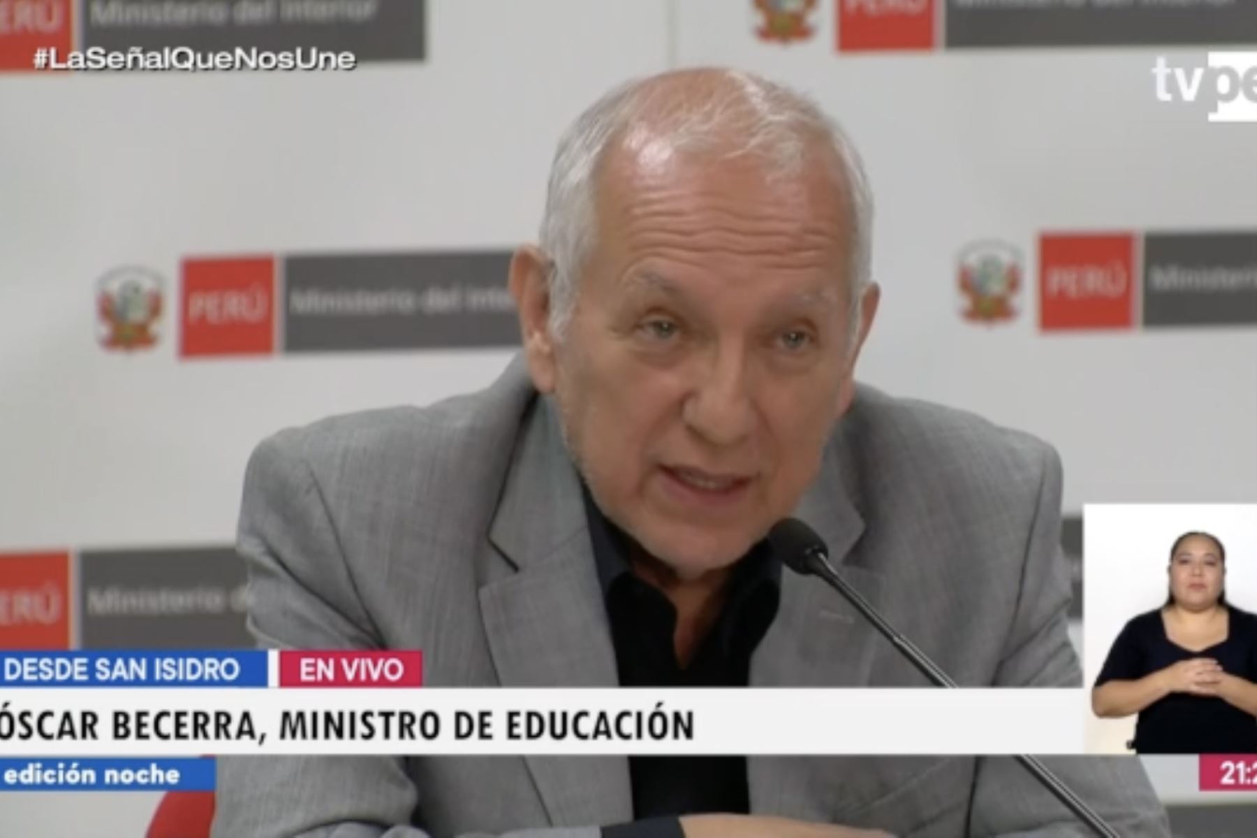 Ministro de Educación, Óscar Becerra, participa en conferencia de prensa. Captura TV