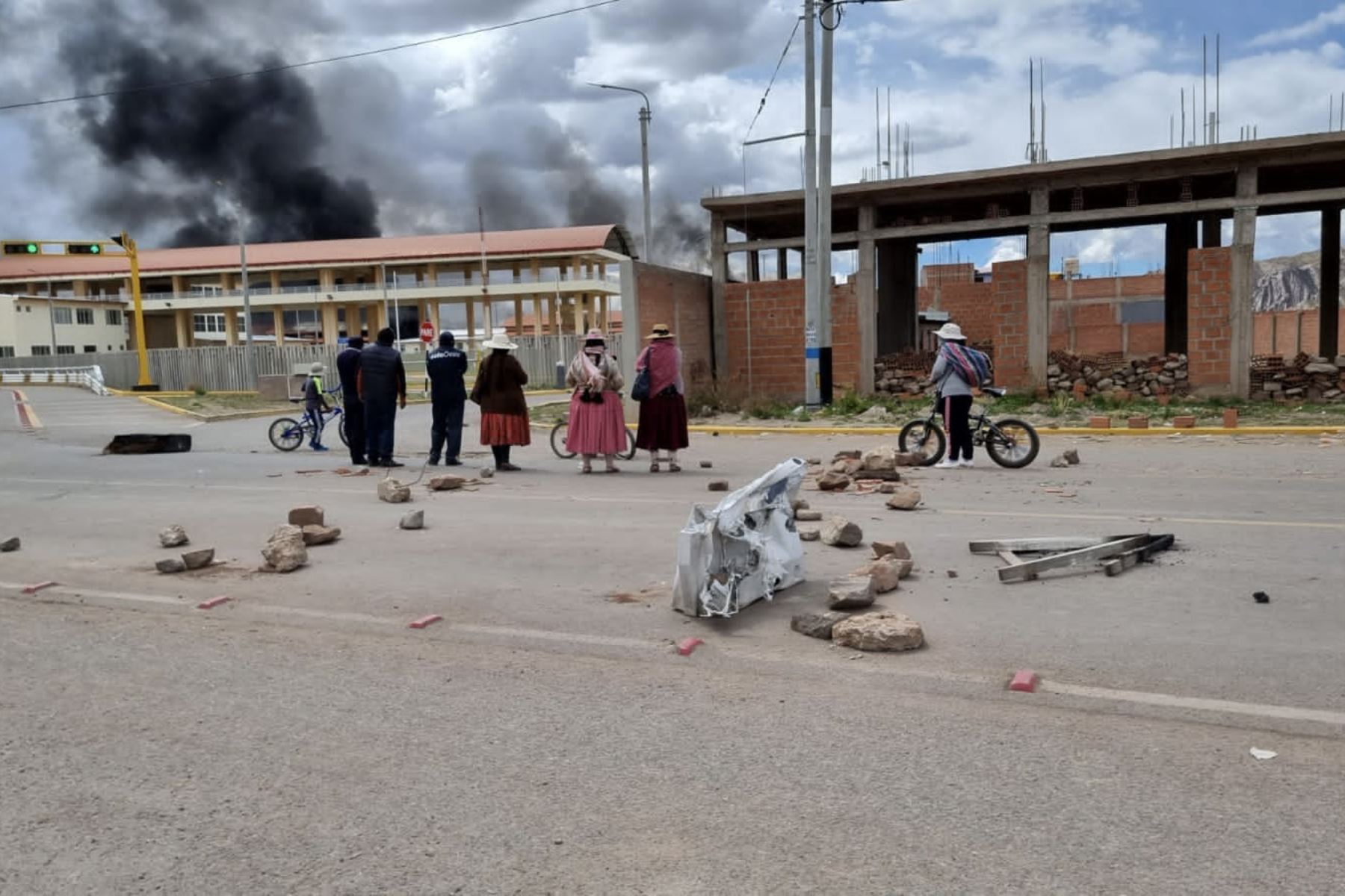 Las manifestaciones violentas, como el ataque a locales públicos, y el bloqueo de carreteras han causado cuantiosos daños a la economía de Puno.