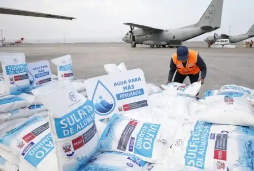 Más de 13 toneladas de bienes, entre insumos para el tratamiento de agua, alimentos, medicamentos y enseres, serán trasladados por la Fuerza Aérea del Perú (FAP) hacia la región Madre de Dios, que se ha visto afectada con la carencia de agua potable y alimentos debido a los bloqueos de carreteras por las protestas. Foto: Ministerio de Vivienda, Construcción y Saneamiento.