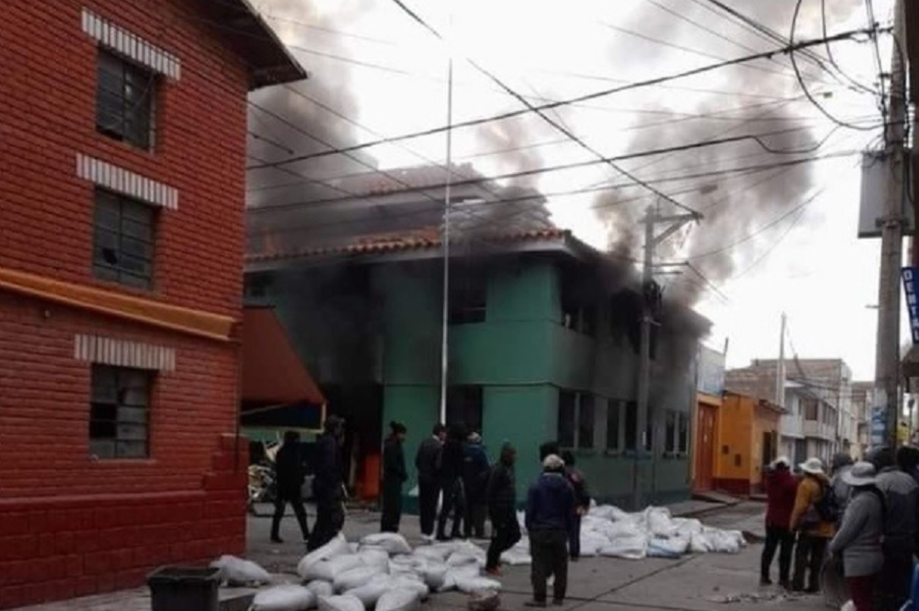 La comisaría de Ilave, en la provincia puneña de El Collao, fue incendiada esta mañana por un grupo de vándalos, en el marco de las protestas sociales que se registran en esta región, que iniciaron el pasado 4 de enero y que aún no cesan.