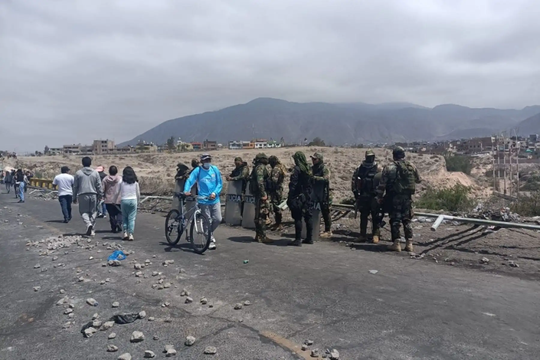 La ciudad de Arequipa se encuentra incomunicada tanto por vía terrestre como aérea debido al bloqueo de vías que comunican con otras regiones del país, y por la suspensión de las operaciones del aeropuerto Alfredo Rodríguez Ballón cuyas instalaciones sufrieron destrozos el último jueves.