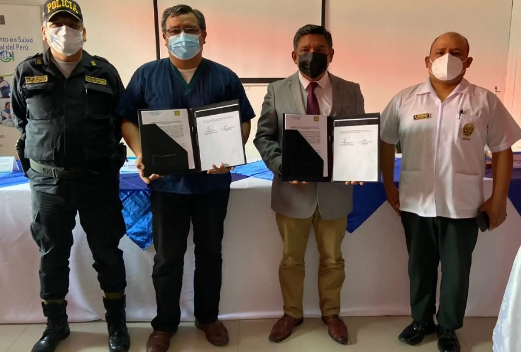 El Fondo de Aseguramiento en Salud de la Policía Nacional del Perú (SaludPol) y la dirección del Hospital Amazónico de Pucallpa, en la región Ucayali, hoy suscribieron un Convenio de Intercambio Prestacional en Salud, con el objetivo de complementar la oferta de servicios de la Sanidad de la PNP en beneficio de la familia policial.