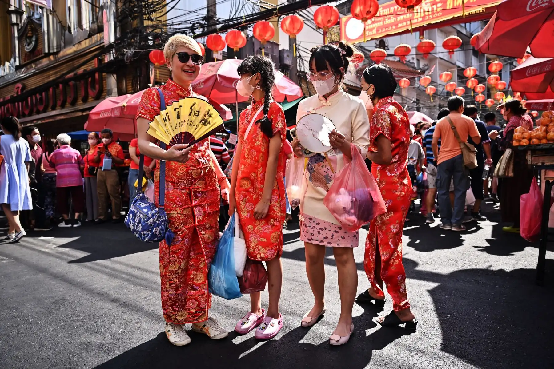 Personas con vestimenta tradicional china caminan por el barrio chino de Bangkok el 22 de enero de 2023, el primer día del Año Nuevo Lunar del Conejo.
Foto: AFP