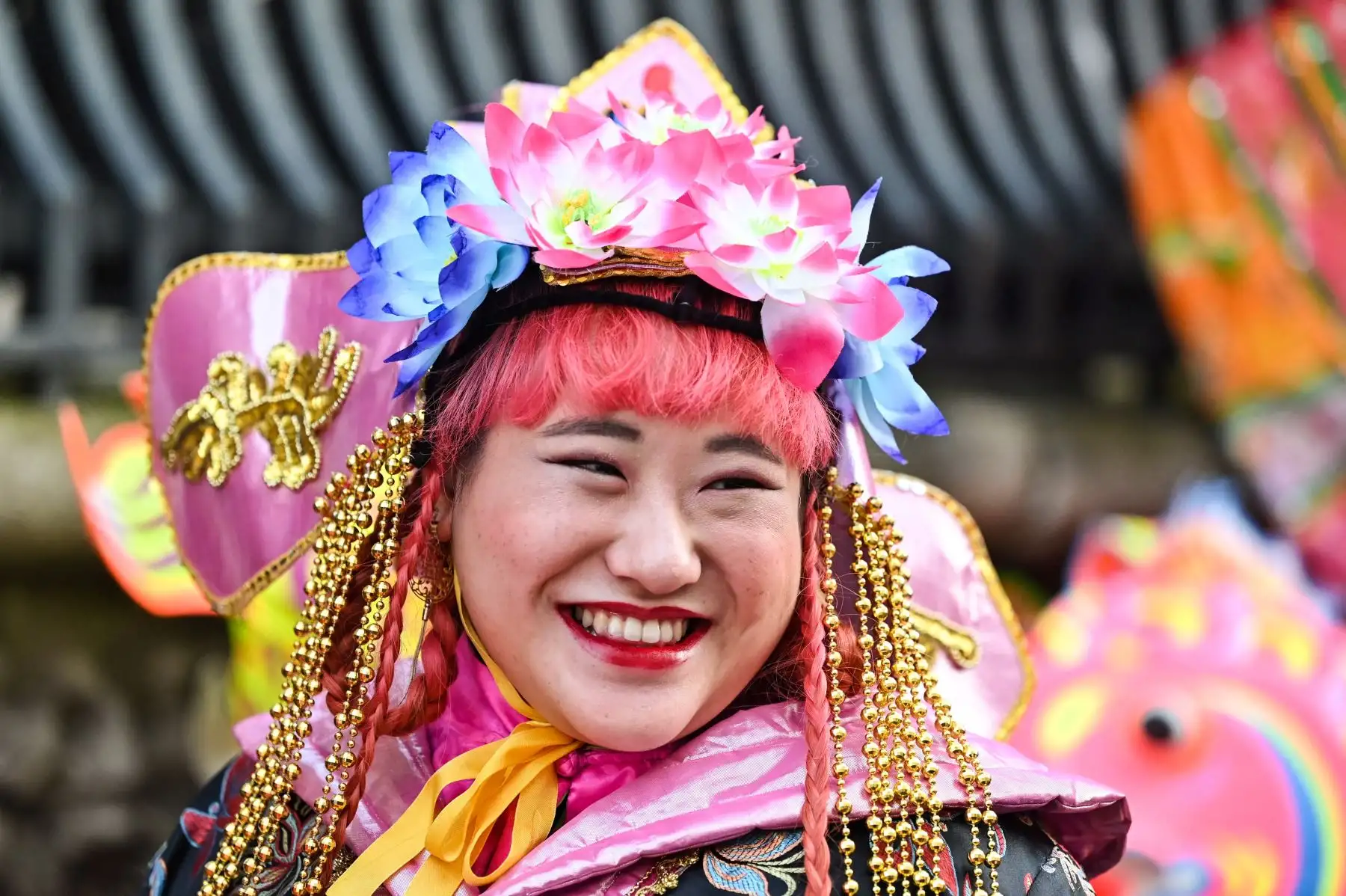Una artista sonríe mientras se prepara para el desfile para celebrar el Año Nuevo Lunar Chino del Conejo, en el centro de Londres, el 22 de enero de 2023.
Foto: AFP