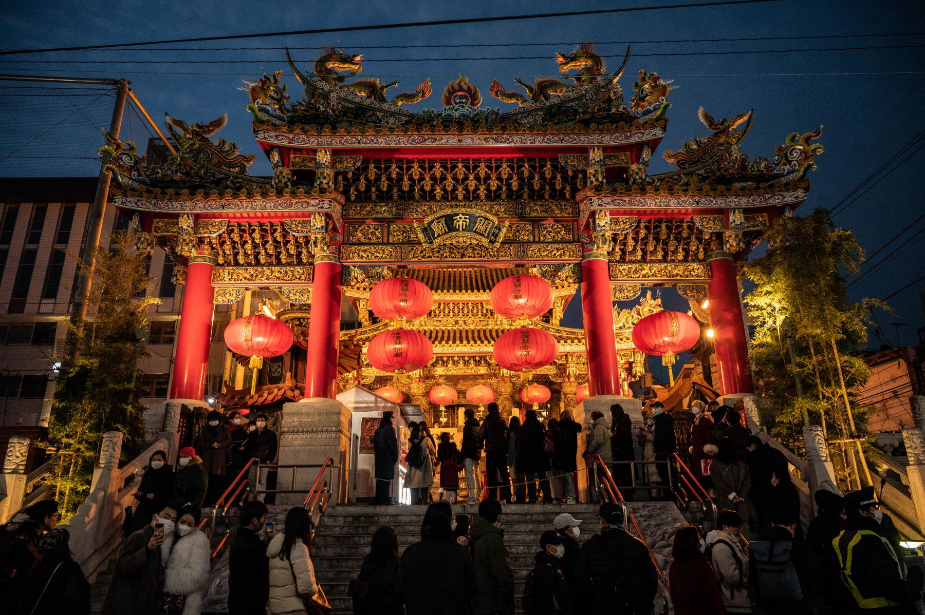 La gente visita el santuario Yokohama Kantei-byo en el barrio chino de Yokohama el 22 de enero de 2023, el primer día del año nuevo lunar.
Foto: AFP