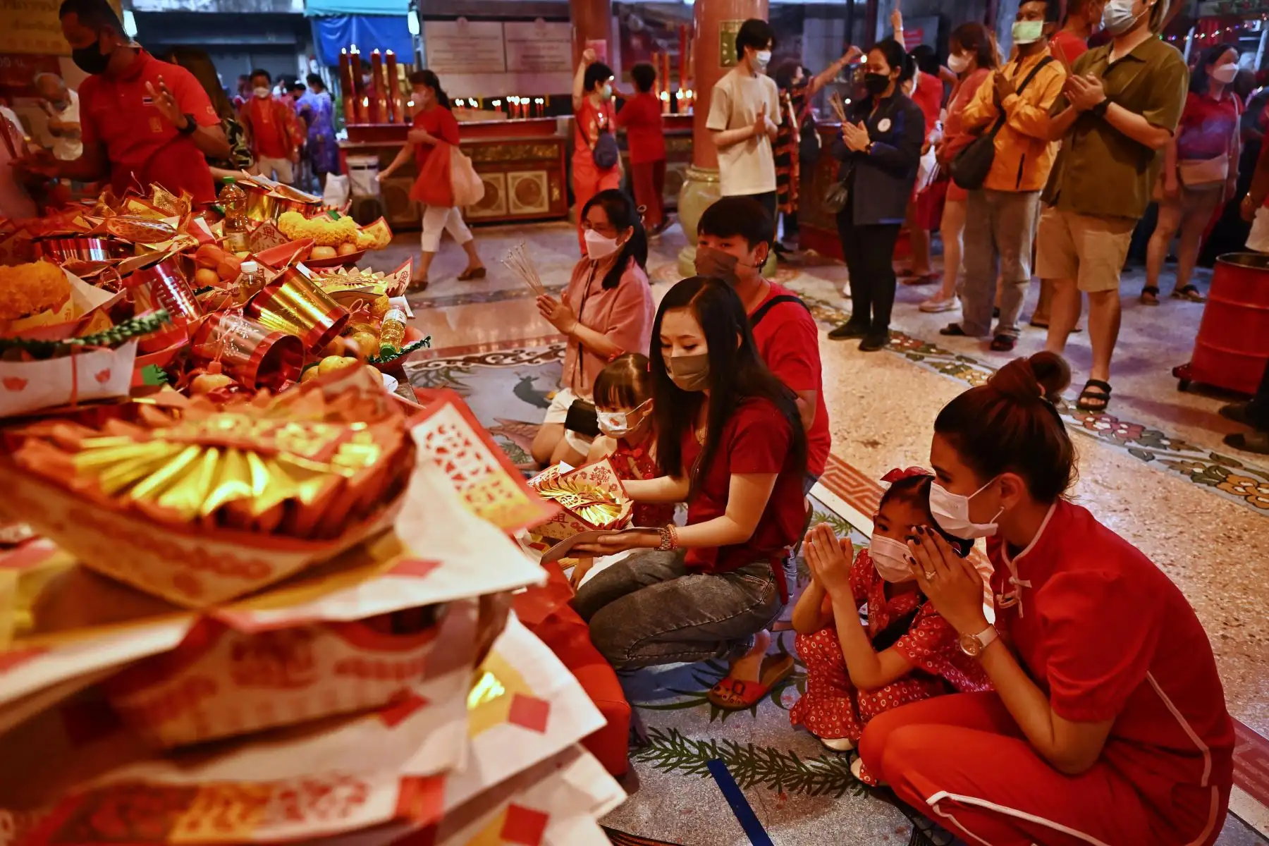 La gente reza en el santuario Tai Hong Kong en el barrio chino de Bangkok el 22 de enero de 2023, el primer día del Año Nuevo Lunar del Conejo.
Foto: AFP