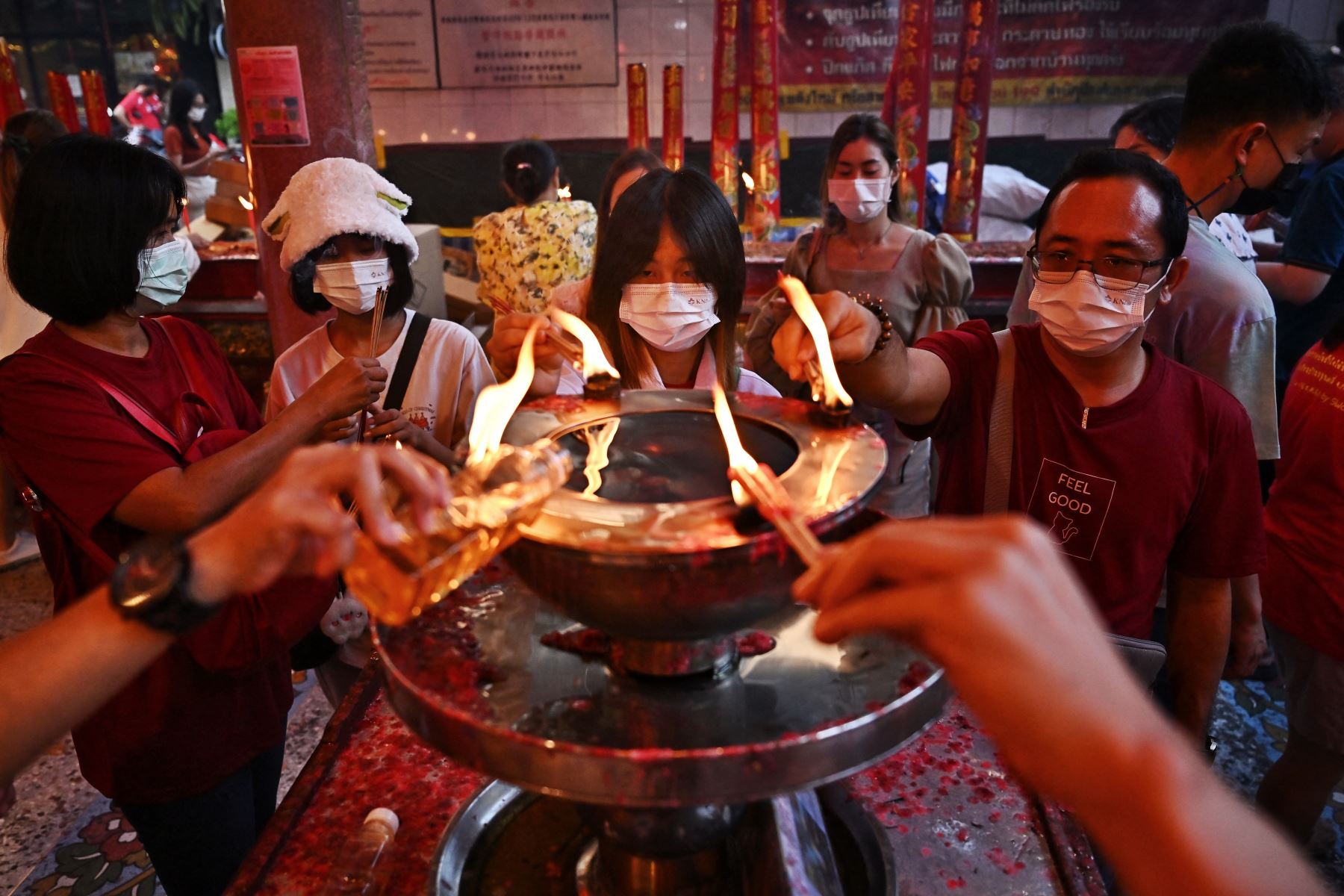 La gente vierte aceite y enciende incienso en el santuario de Tai Hong Kong en el barrio chino de Bangkok el 22 de enero de 2023, el primer día del Año Nuevo Lunar del Conejo.
Foto: AFP
