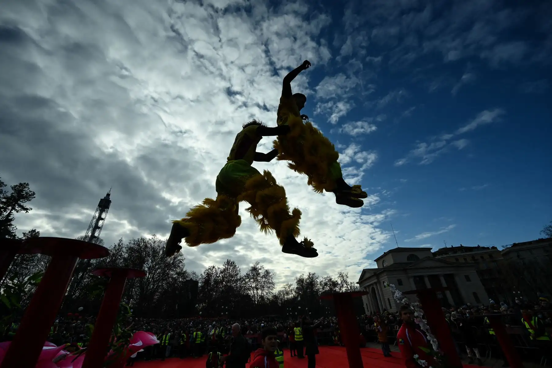 Los artistas participan en un desfile que celebra el Año Nuevo Lunar chino del Conejo, en el centro de Milán, Italia, el 22 de enero de 2023.
Foto: AFP