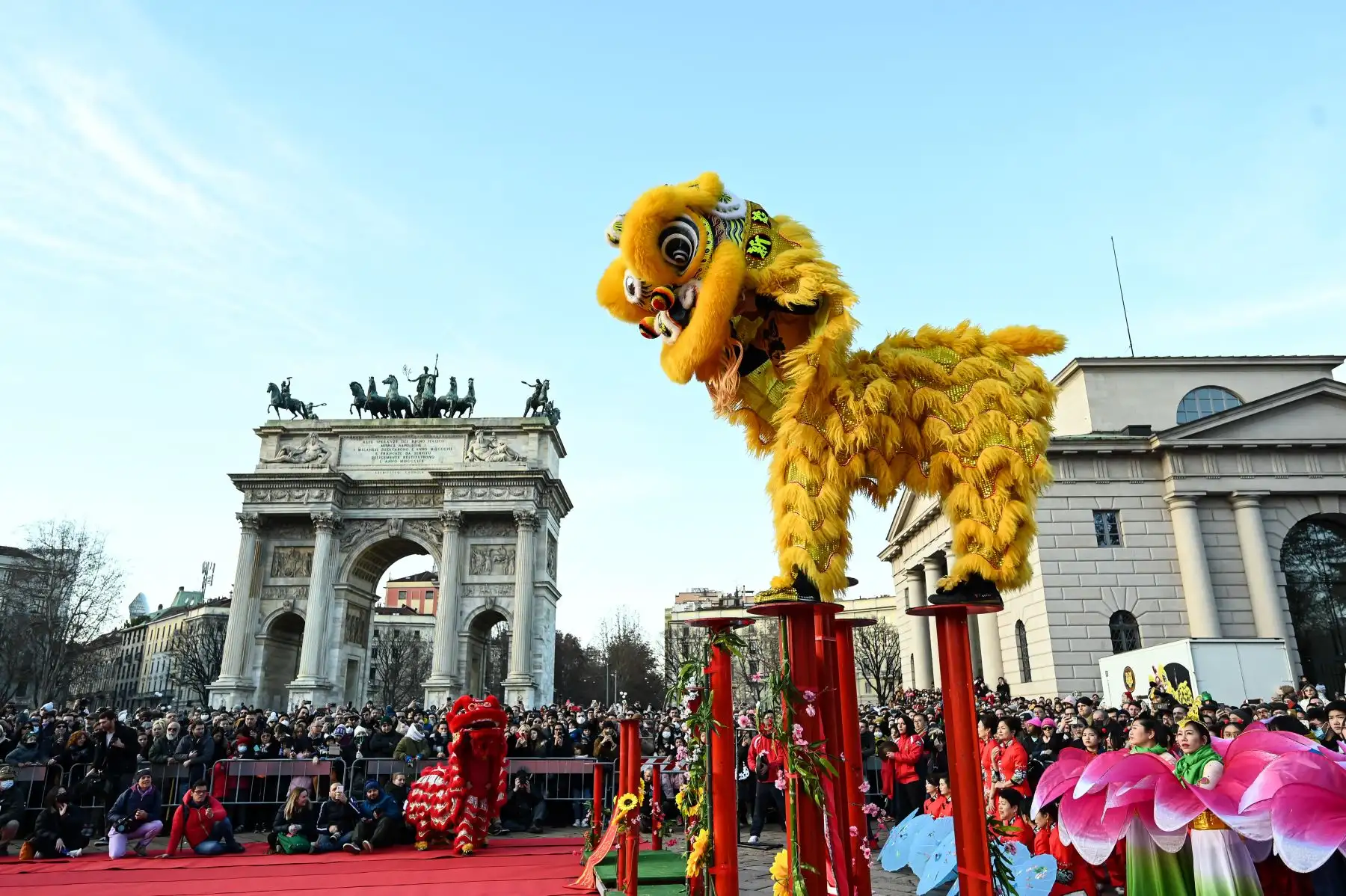Los artistas participan en un desfile que celebra el Año Nuevo Lunar chino del Conejo, en el centro de Milán, Italia, el 22 de enero de 2023.
Foto: AFP