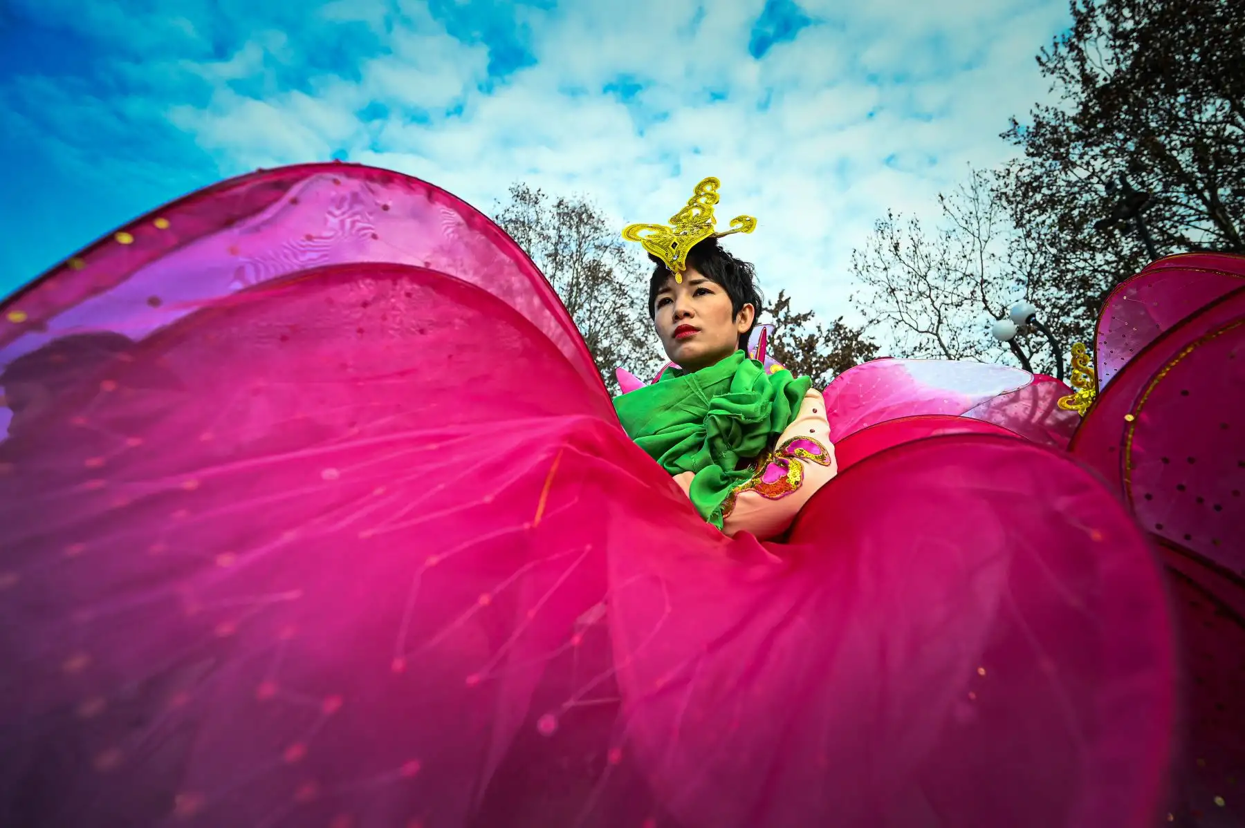 Un artista participa en un desfile que celebra el Año Nuevo Lunar chino del Conejo, en el centro de Milán, Italia, el 22 de enero de 2023.
Foto: AFP