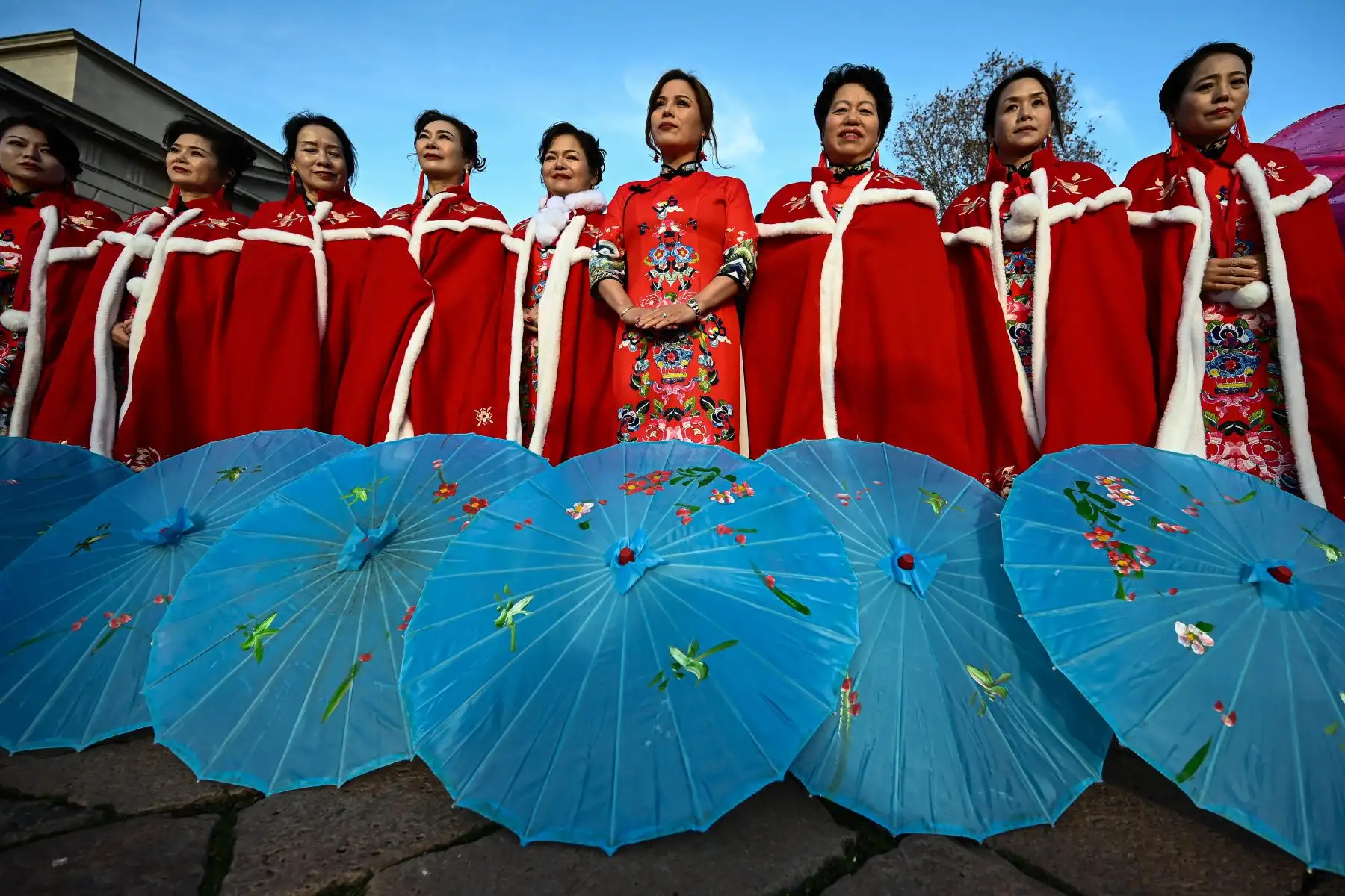 Los artistas participan en un desfile que celebra el Año Nuevo Lunar chino del Conejo, en el centro de Milán, Italia, el 22 de enero de 2023.
Foto: AFP
