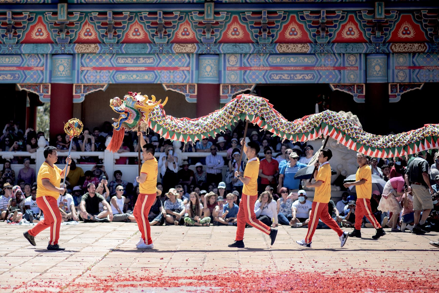 Los bailarines actúan durante una danza tradicional del dragón chino durante la celebración del Año Nuevo chino (Año del Conejo) en el Templo Nan Hua en Bronkhorstspruit, el 22 de enero de 2023.
Foto: AFP