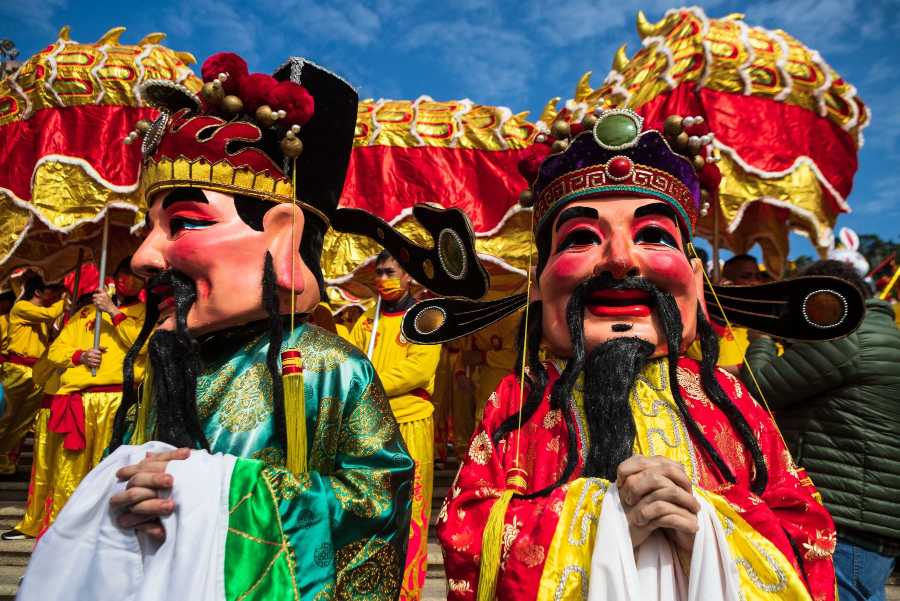 Los títeres de Tsai Shen Yeh, el dios de la riqueza, participan en un desfile durante las celebraciones del primer día del año nuevo lunar chino en Macao el 22 de enero de 2023.
Foto: AFP