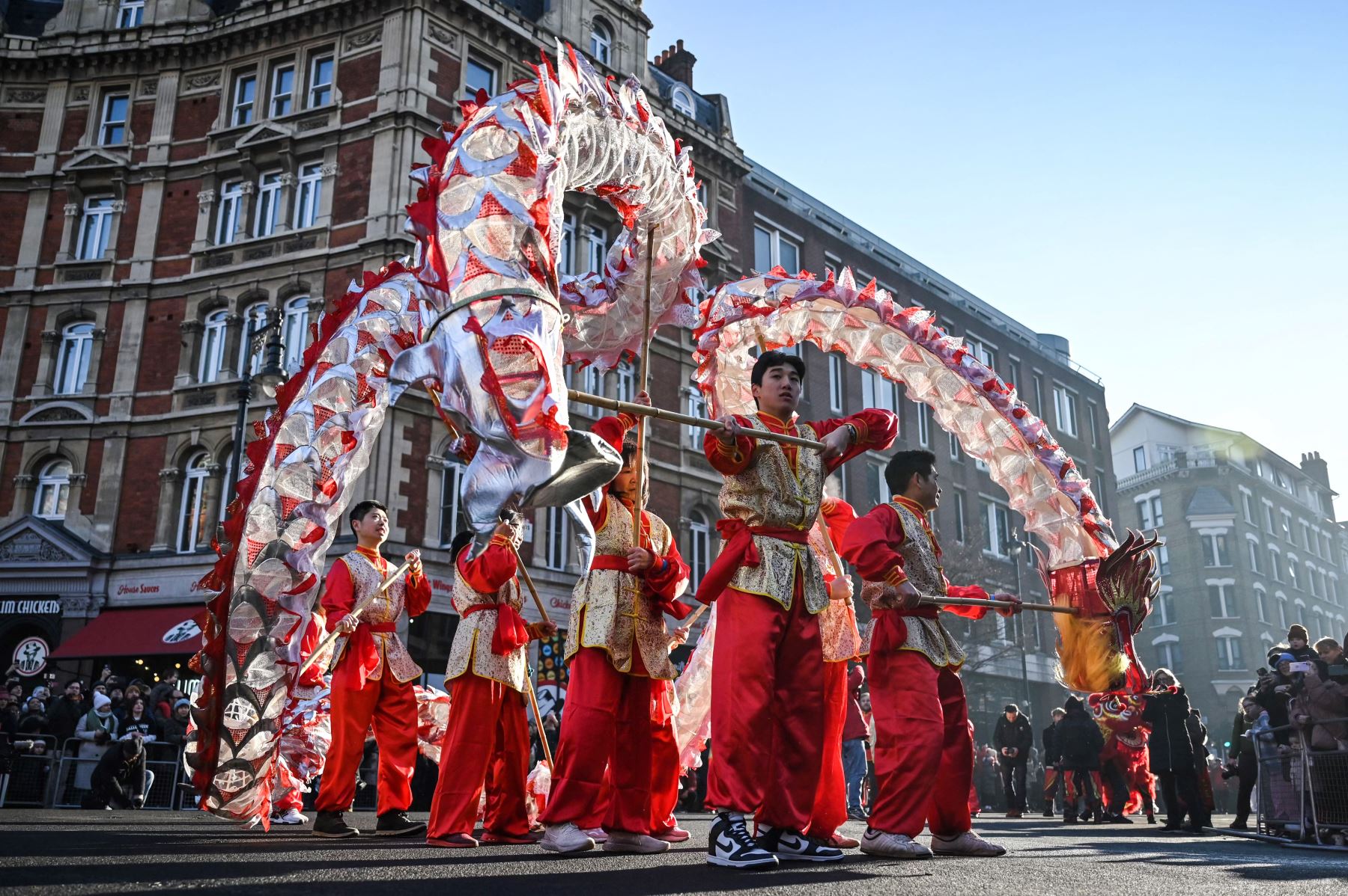 Los artistas participan en el desfile que celebra el Año Nuevo Lunar chino del Conejo, en el centro de Londres, el 22 de enero de 2023.
Foto: AFP