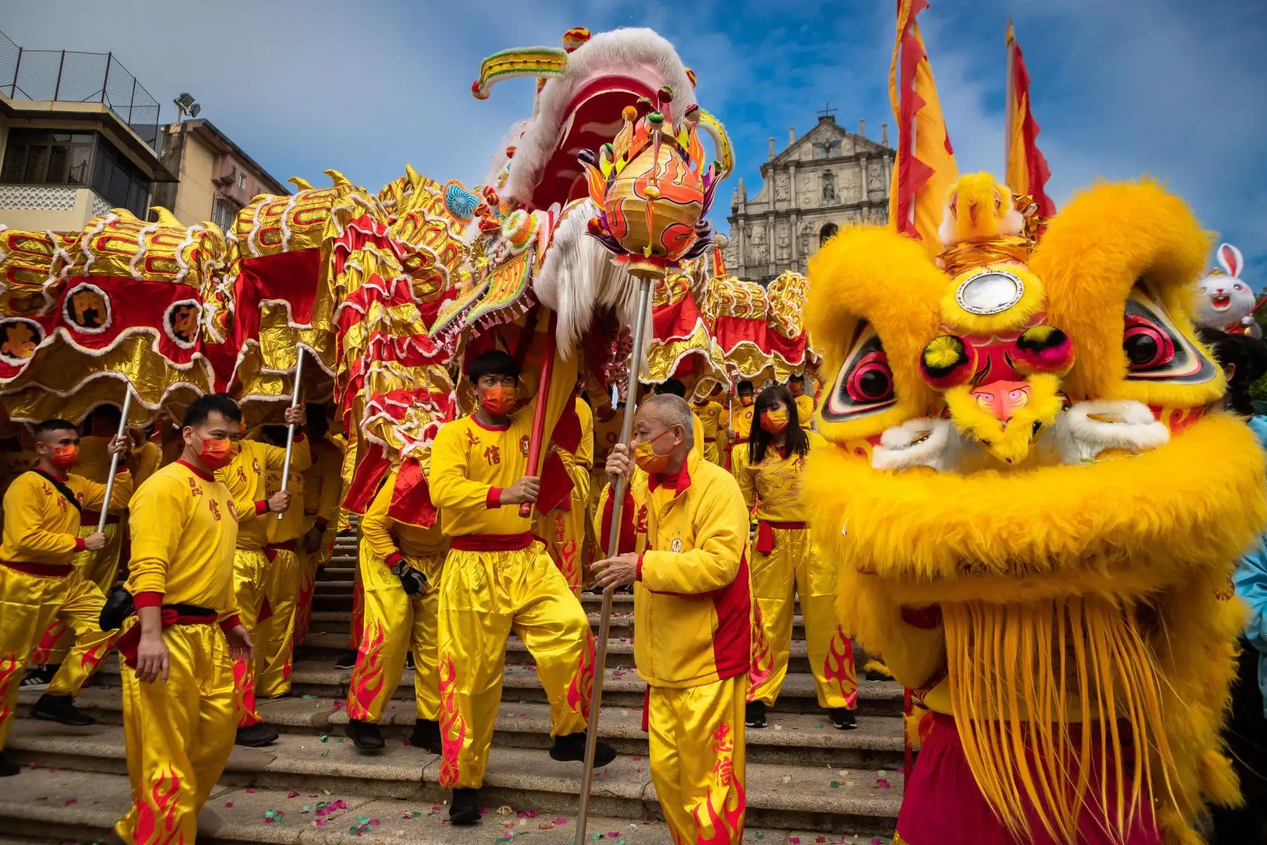 Los artistas se preparan al comienzo de la danza del dragón durante las celebraciones del primer día del año nuevo lunar chino en Macao el 22 de enero de 2023.
Foto: AFP