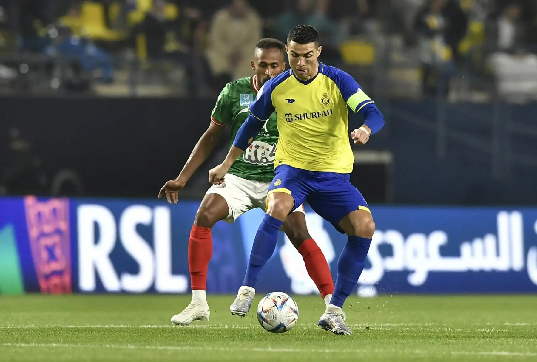 Cristiano Ronaldo de Al Nassr en acción contra Saeed Al Mowalad de Al Ettifaq durante el partido de fútbol de la Saudi Pro League entre Al-Nassr y Al Ettifaq en Riyadh, Arabia Saudita, el 22 de enero de 2023.
Foto: EFE