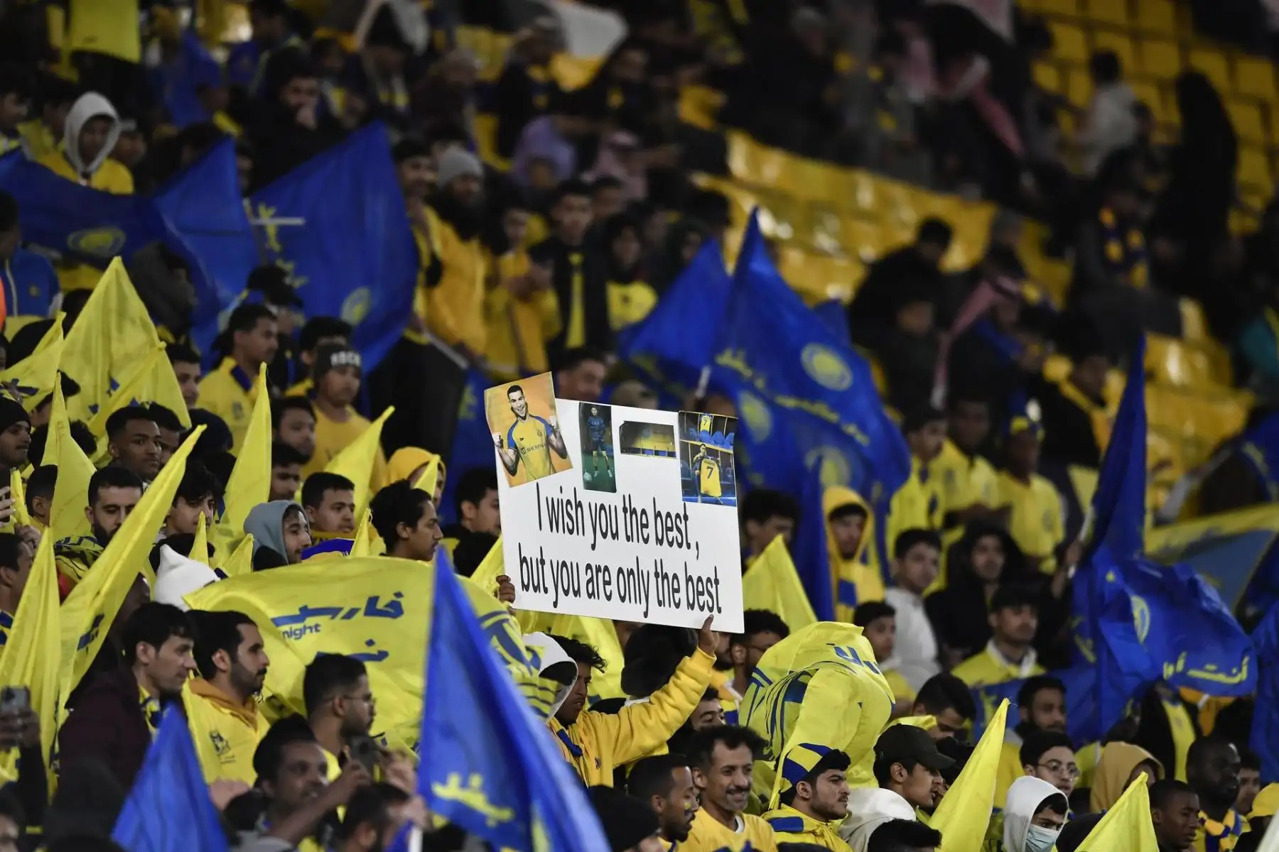 Los fanáticos de Al Nassr sostienen pancartas para Cristiano Ronaldo antes del partido de fútbol de la Saudi Pro League entre Al-Nassr y Al Ettifaq en Riyadh, Arabia Saudita, el 22 de enero de 2023.
Foto: EFE
