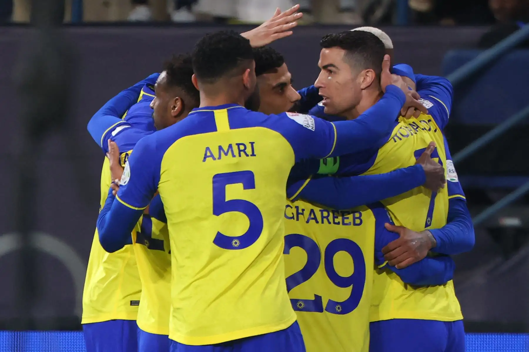El delantero portugués de Nassr, Cristiano Ronaldo, celebra con sus compañeros después de marcar su primer gol durante el partido de fútbol de la Saudi Pro League entre Al-Nassr y Al-Ettifaq en el estadio King Fahd en la capital saudí, Riad, el 22 de enero de 2023.
Foto: AFP