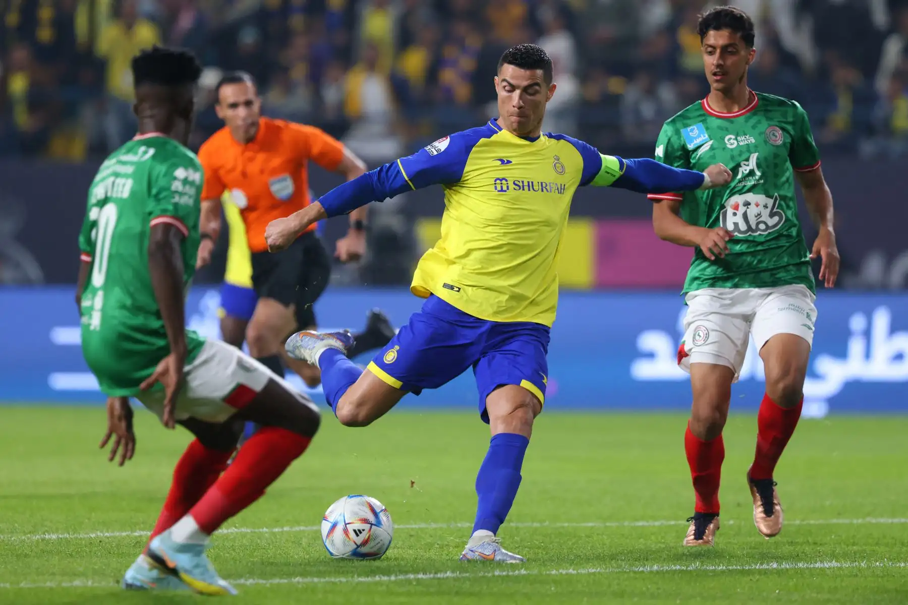 El delantero portugués de Nassr, Cristiano Ronaldo, intenta un tiro durante el partido de fútbol de la Saudi Pro League entre Al-Nassr y Al-Ettifaq en el King Fahd Stadium en la capital saudí, Riad, el 22 de enero de 2023.
Foto: AFP