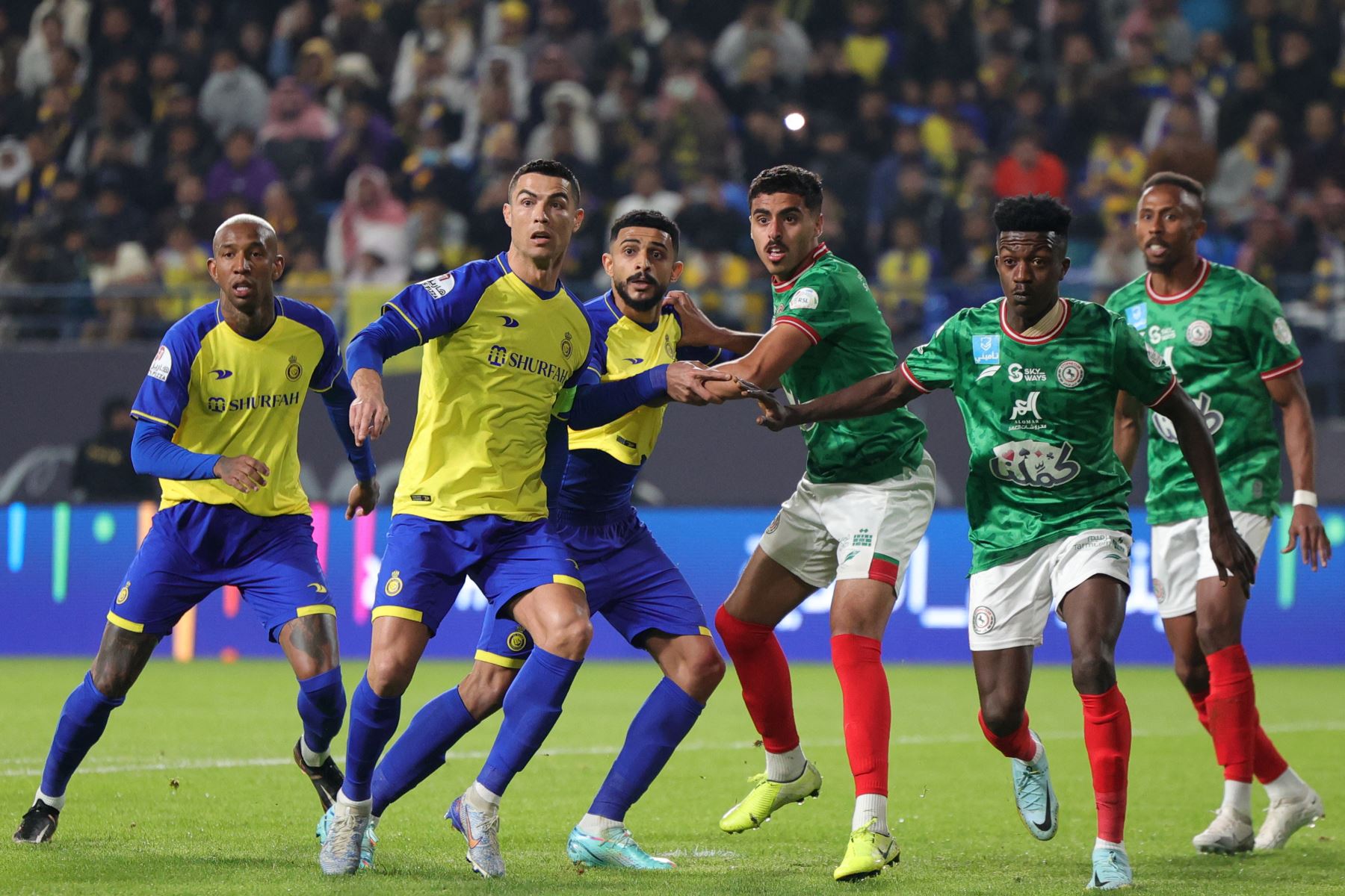 El delantero portugués de Nassr, Cristiano Ronaldo (2.° a la izquierda), lucha por la posición para un tiro de esquina durante el partido de fútbol de la Saudi Pro League entre Al-Nassr y Al-Ettifaq en el estadio King Fahd de la capital saudí, Riad, el 22 de enero de 2023.


Foto: AFP