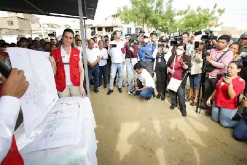La ministra de Vivienda recorrió algunos de los asentamientos humanos que serán beneficiados con el proyecto conocido como “96 AA.HH. Piura”, donde dialogó con las autoridades, dirigentes y residentes de la zona,