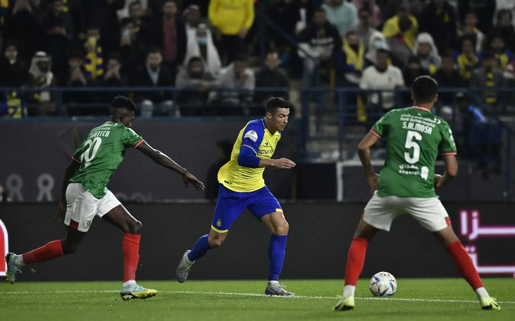 Cristiano Ronaldo (C) de Al Nassr en acción contra Abdullah Al-Khateeb (L) y Saad Muhammad Misfer Al Mosa (R) de Al Ettifaq durante el partido de fútbol de la Saudi Pro League entre Al-Nassr y Al Ettifaq en Riad, Arabia Saudita, el 22 de enero 2023.


Foto: EFE