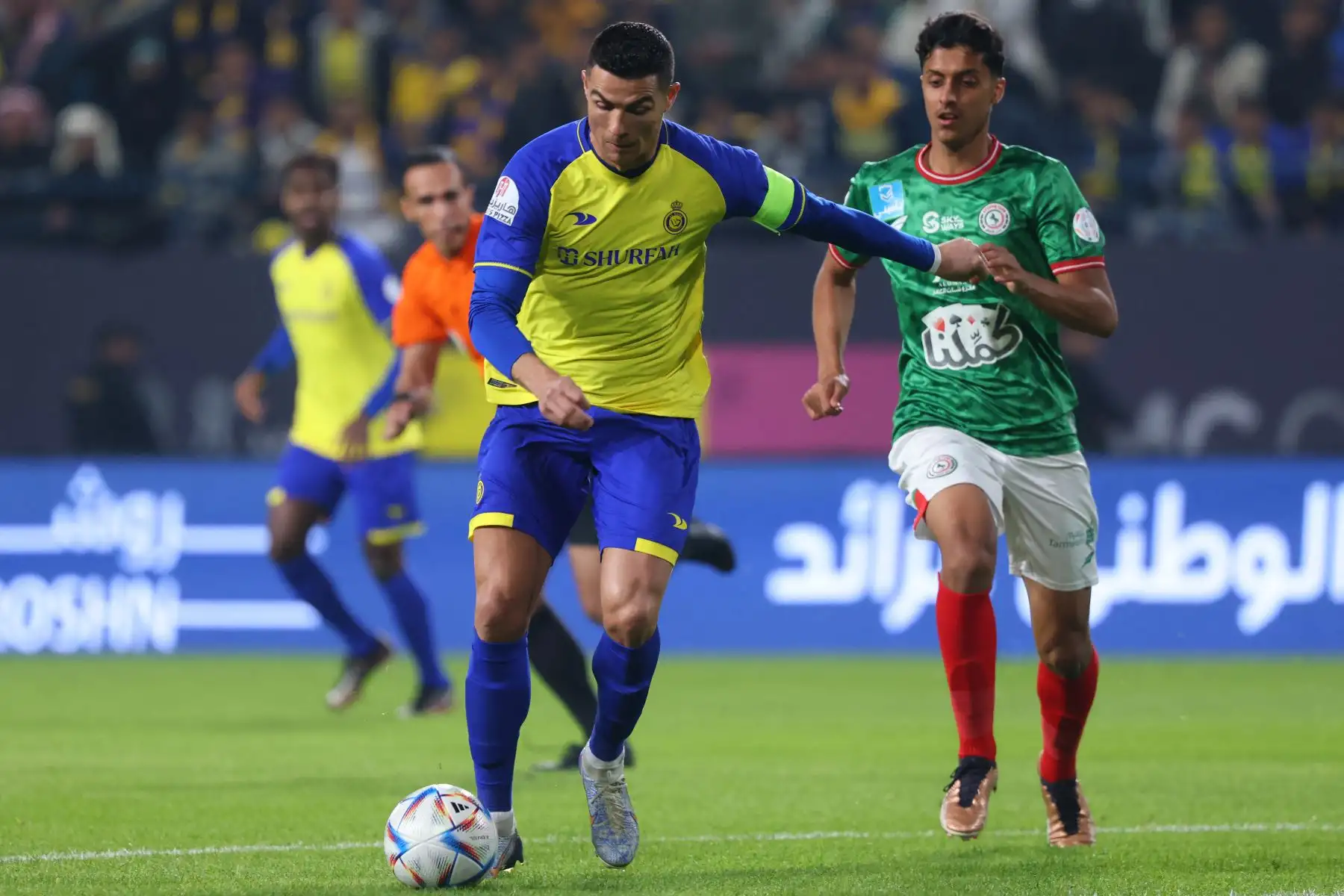 El delantero portugués de Nassr, Cristiano Ronaldo (L), intenta un tiro durante el partido de fútbol de la Saudi Pro League entre Al-Nassr y Al-Ettifaq en el King Fahd Stadium en la capital saudí, Riad, el 22 de enero de 2023.

Foto: AFP