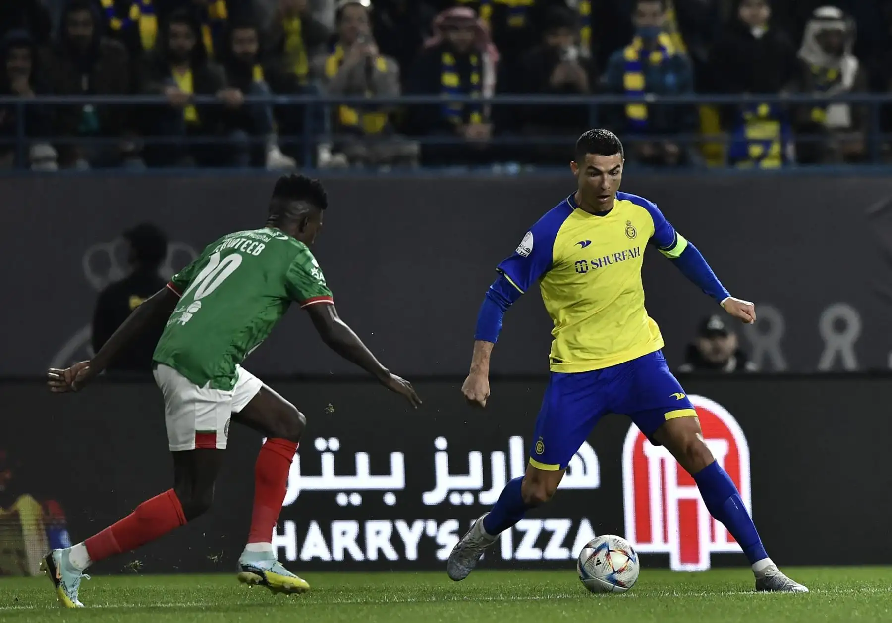 Riyadh (Arabia Saudita), 22/01/2023.- Cristiano Ronaldo (R) de Al Nassr en acción contra Abdullah Al-Khateeb de Al Ettifaq durante el partido de fútbol de la Saudi Pro League entre Al-Nassr y Al Ettifaq en Riad, Arabia Saudita, el 22 de enero de 2023.


Foto: EFE