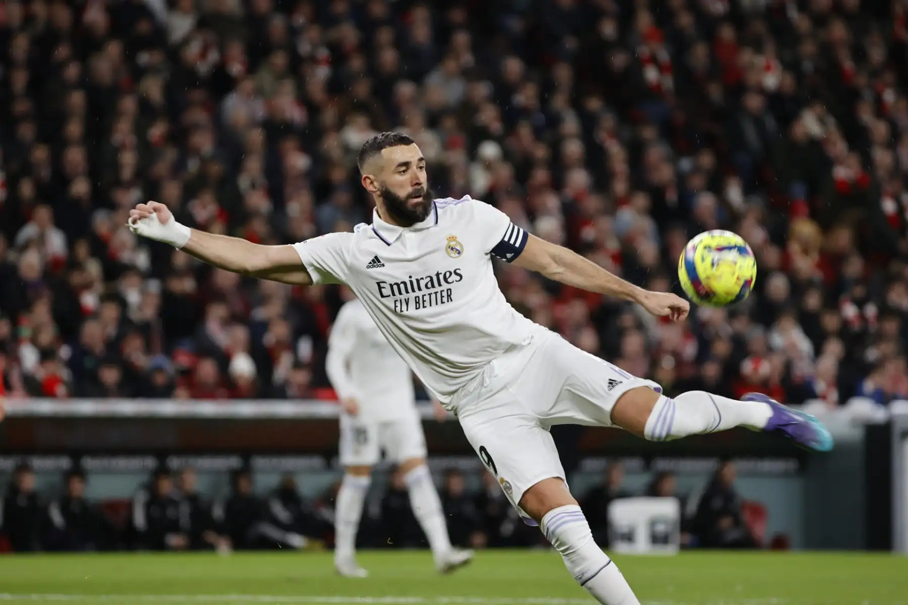 El delantero del Real Madrid Karim Benzemá chuta para marcar ante el Athletic, durante el partido de Liga en Primera División que Athletic de Bilbao y Real Madrid disputan este domingo en el estadio de San Mamés.


Foto: EFE