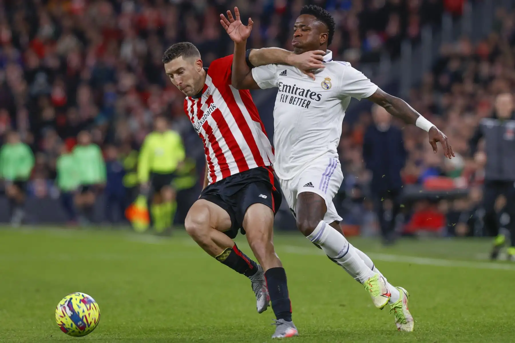El delantero brasileño del Real Madrid, Vinicius Junior (d) pelea un balón con el defensa del Athletic Oscar de Marcos durante el partido de LaLiga que se disputa este domingo en San Mamés.


Foto: EFE