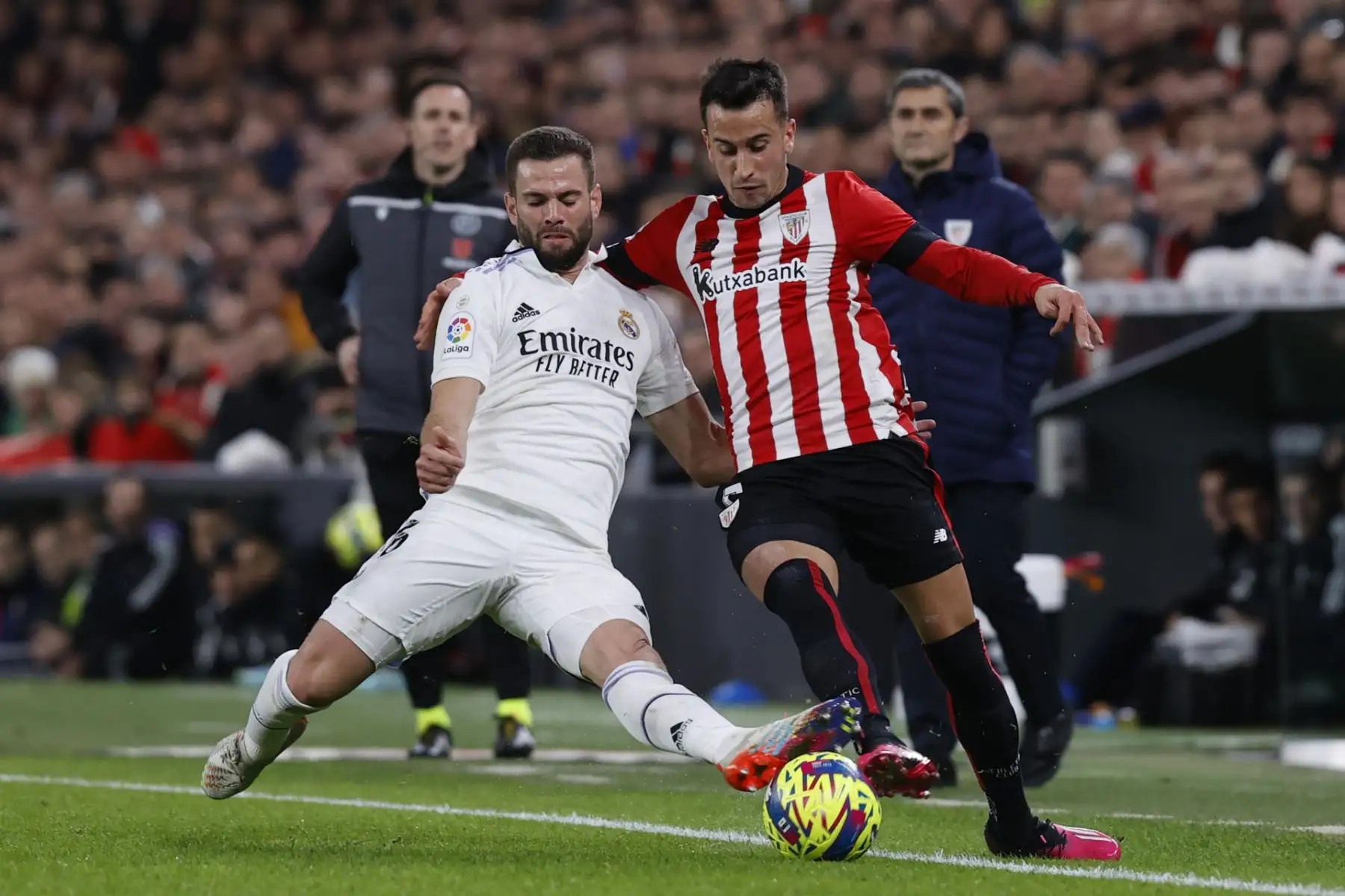 El defensa del Real Madrid Nacho Fernández (i) pelea un balón con Alejandro Berenguer, del Athletic, durante el partido de Liga en Primera División que Athletic de Bilbao y Real Madrid disputan este domingo en el estadio de San Mamés.Foto: EFE