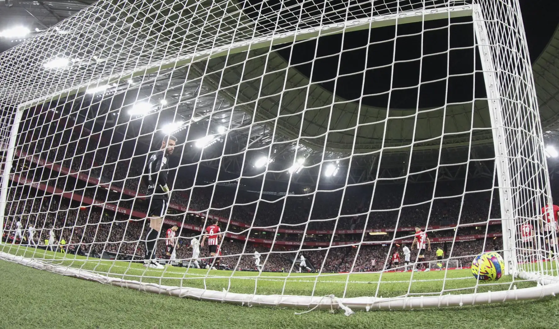 El portero del Athletic, Unai Simón (i), tras encajar gol durante el partido de Liga en Primera División que Athletic de Bilbao y Real Madrid disputan este domingo en el estadio de San Mamés.


Foto: EFE