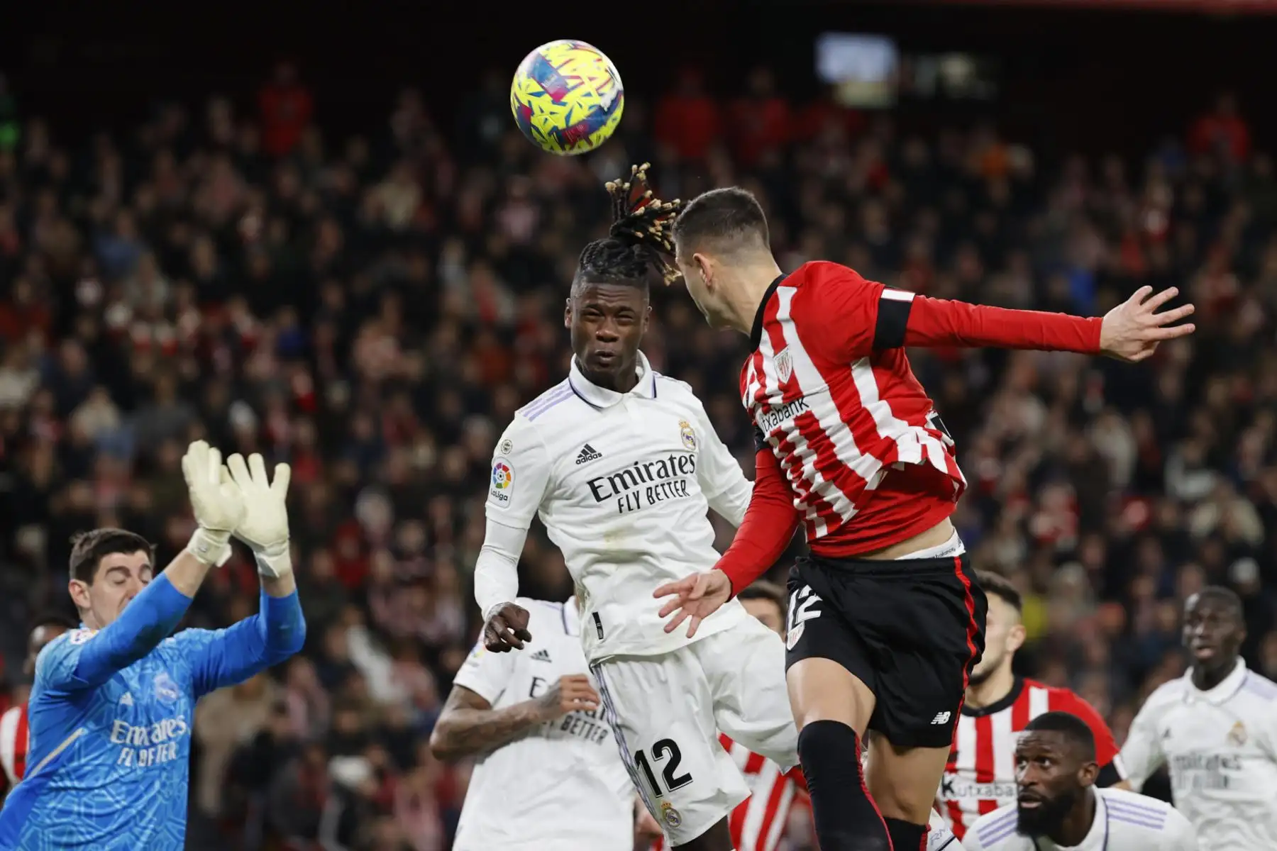 El portero belga del Real Madrid Thibaut Courtois (i) protege un balón del remate de Yuri Berchiche (d), del Athletic, durante el partido de Liga en Primera División que Athletic de Bilbao y Real Madrid disputan este domingo en el estadio de San Mamés .
Foto: EFE