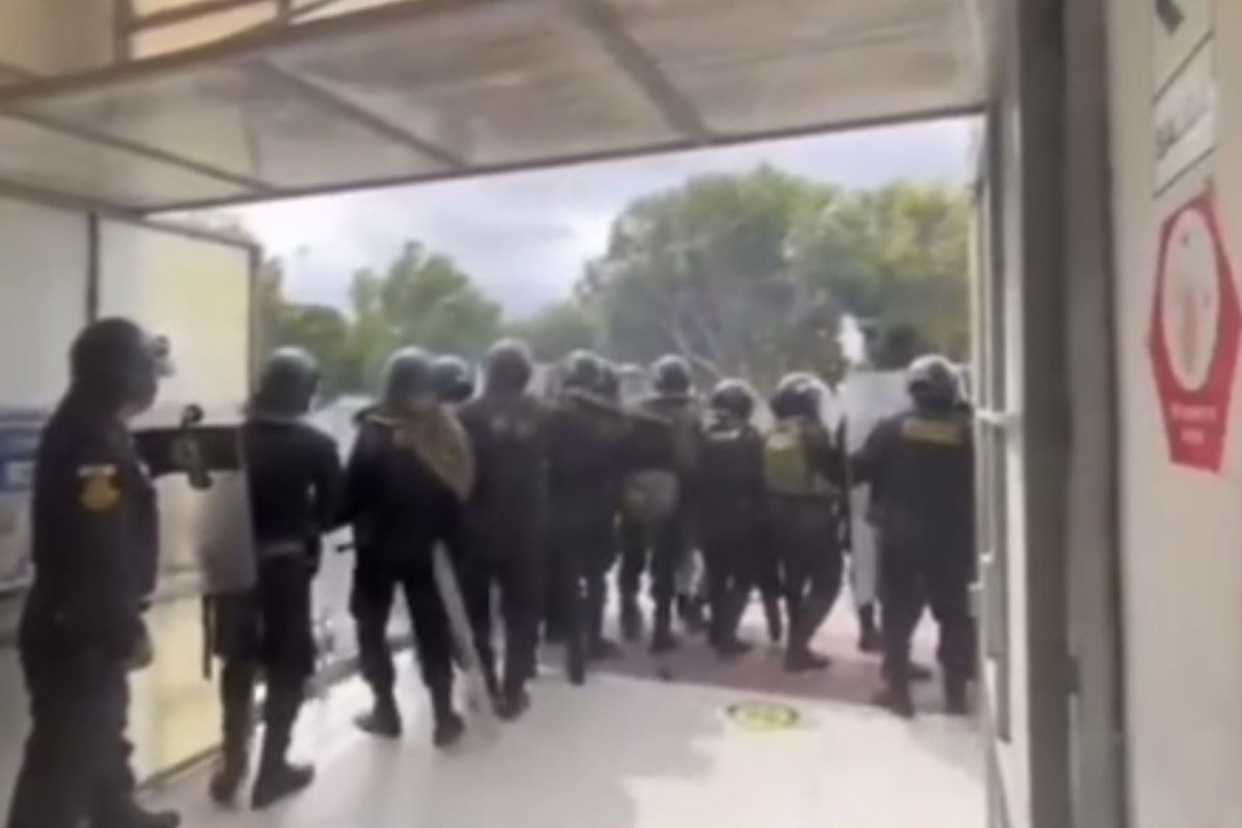 Los efectivos policiales tuvieron que replegar a quienes protestan, haciendo uso de gases lacrimógenos.