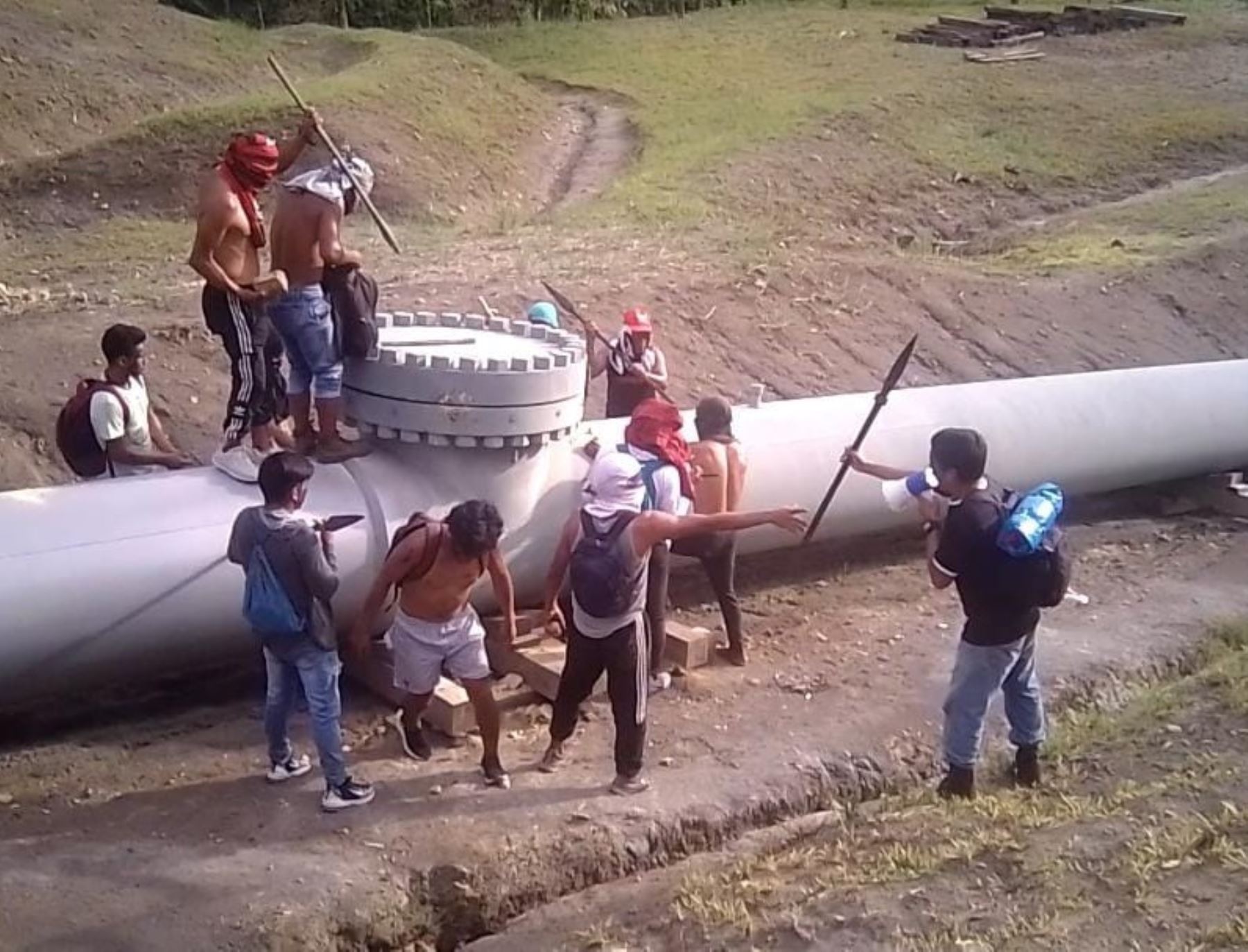 Manifestantes impiden a brigadistas atender la emergencia ambiental a causa del derrame de petróleo provocado por un corte en la tubería del Oleoducto Norperuano en Amazonas. ANDINA/Difusión