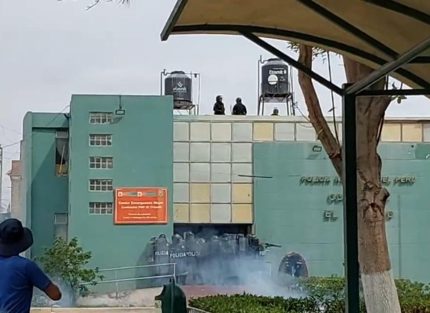 La comisaría El Triunfo, situada en el distrito de La Joya, en Arequipa, fue atacada por vándalos que luego tomaron como rehén a un policía. Foto: Captura TV
