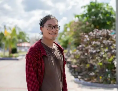 Alan Portocarrero es un estudiante de Educación en la Universidad Nacional de la Amazonía Peruana que enseña de forma voluntaria a niños de Loreto para que aprendan a hablar en inglés. ANDINA/Difusión