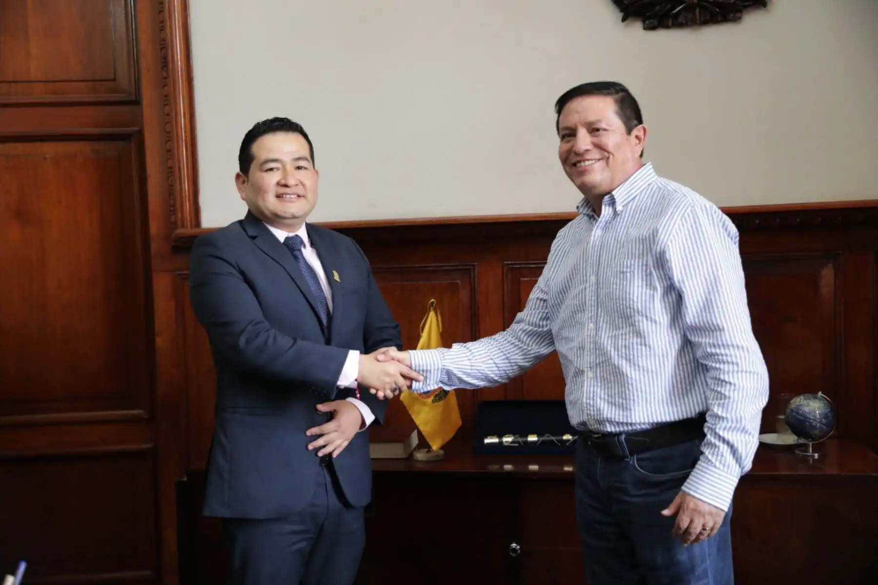 El superintendente nacional de fiscalización laboral (Sunafil), Víctor Loyola Desposorio y el alcalde de La Victoria, Rubén Cano, acuerdan trabajar juntos para garantizar la seguridad y la salud de los trabajadores del emporio Comercial Gamarra. ANDINA/ Sunafil