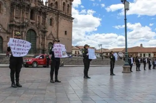 Con pancartas alusivas a la convivencia pacífica, personal femenino de la Policía Nacional pidió frenar los actos vandálicos y enfrentamientos en el país. Foto: ANDINA/Mininter